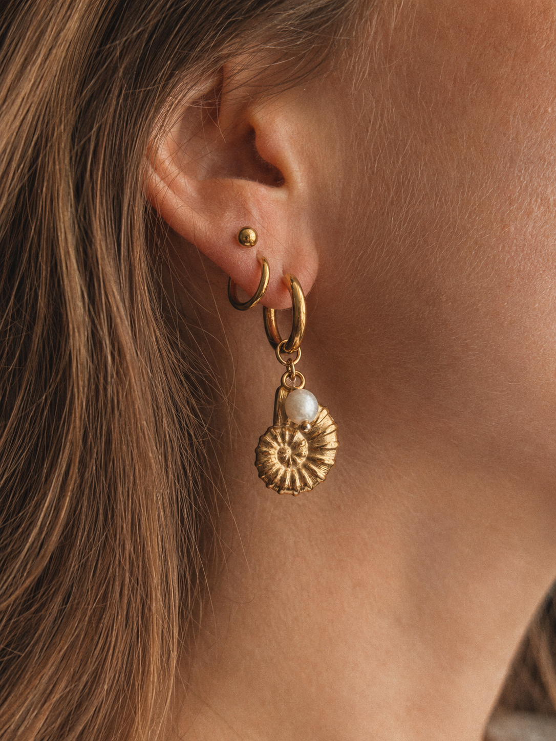 boucles-oreilles-diane-dorees-sahoma-00001 Boucles d’oreilles femme créoles dorées à pendentif coquillage