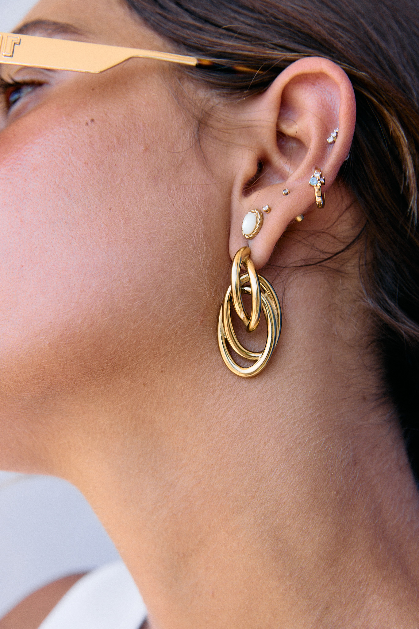 boucles-oreilles-evana-dorees-sahoma-00003 Boucles d'oreilles pendantes à anneaux ovales dorés entrelacés