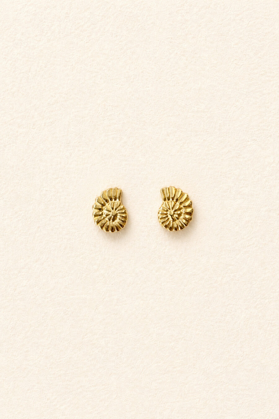 Boucles d'oreilles femme puces formes coquillages dorées