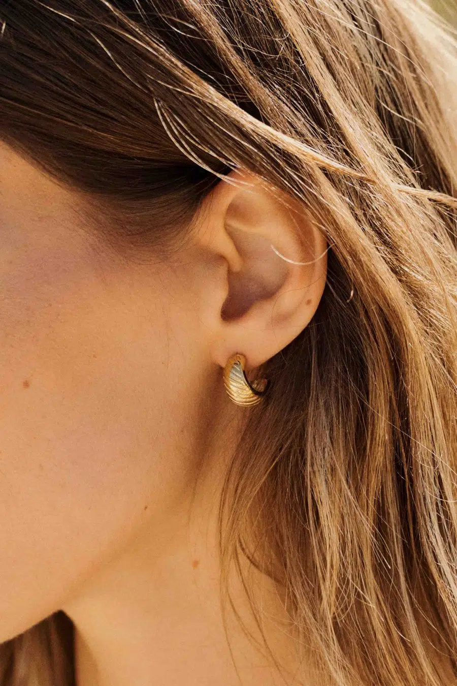 Petites boucles d'oreilles créoles épaisses striées dorées