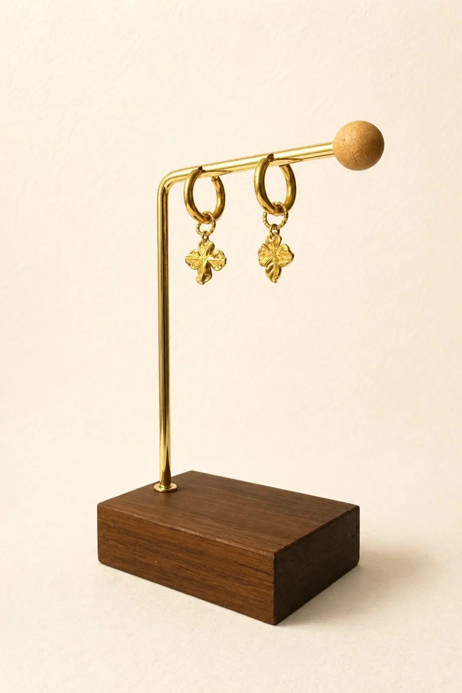 Boucles d'oreilles dorées pendantes forme fleur et oreilles percées