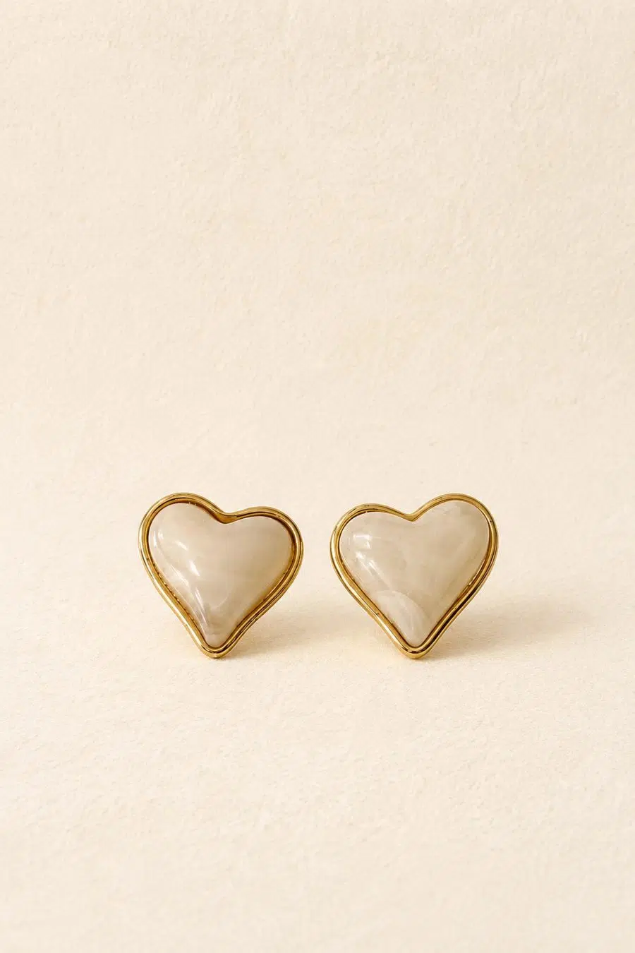 Boucles d’oreilles femme en forme de cœur blanc - pierre effet marbré blanc translucide