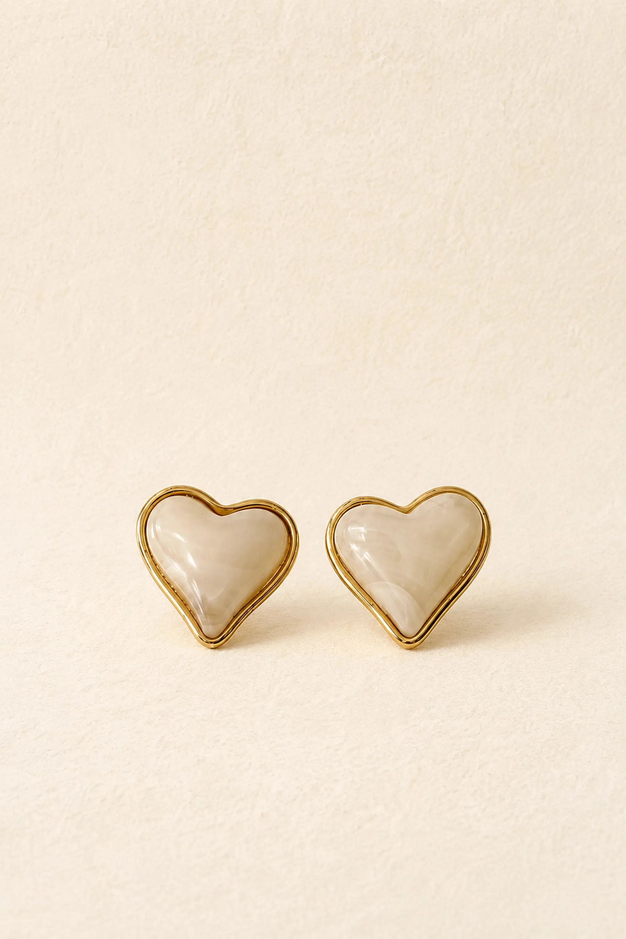 Boucles d’oreilles femme en forme de cœur blanc - pierre effet marbré blanc translucide