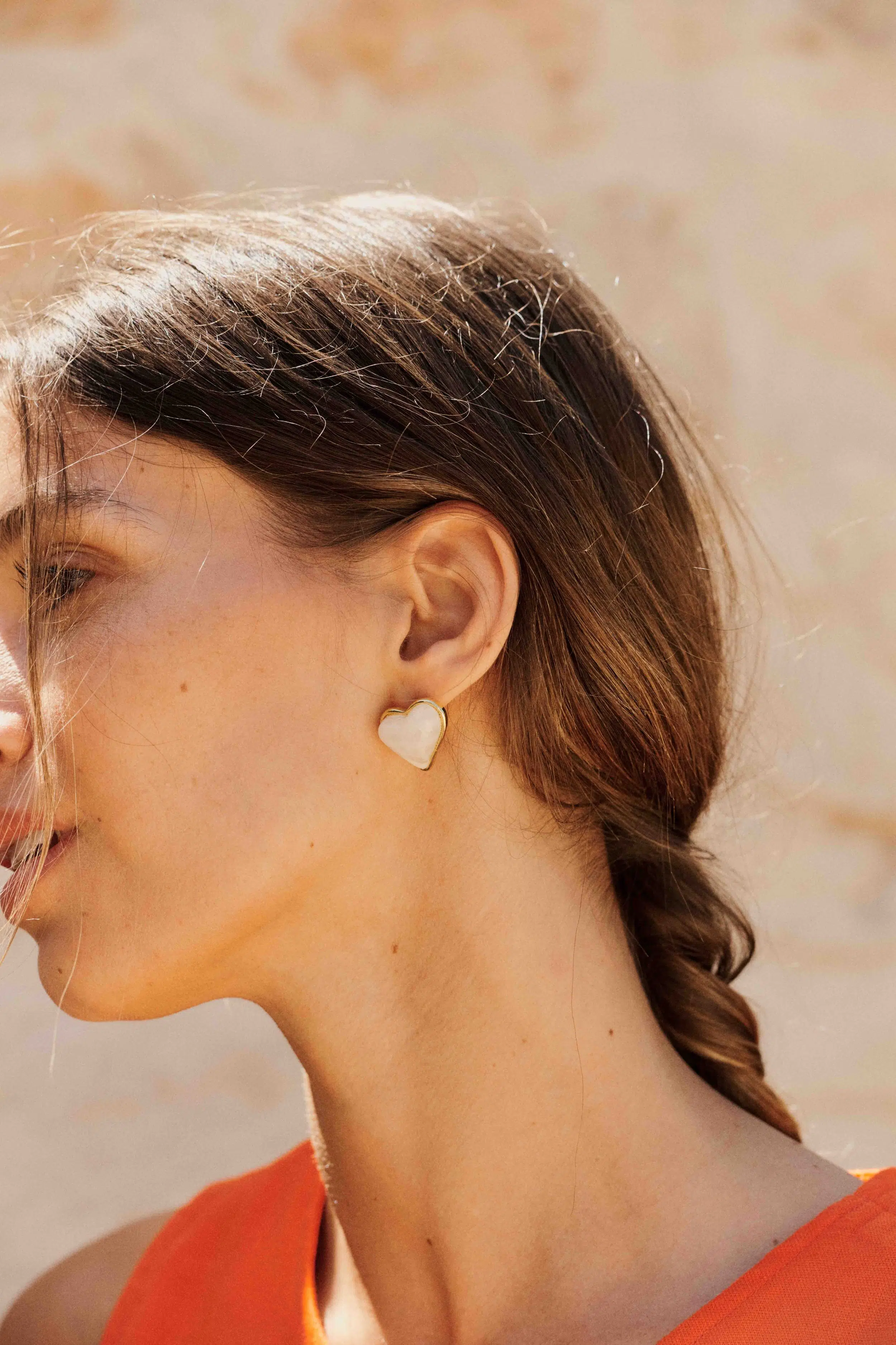 boucles-oreilles-nelya-blanches-sahoma-00002 Boucles d’oreilles femme en forme de cœur blanc - pierre effet marbré blanc translucide