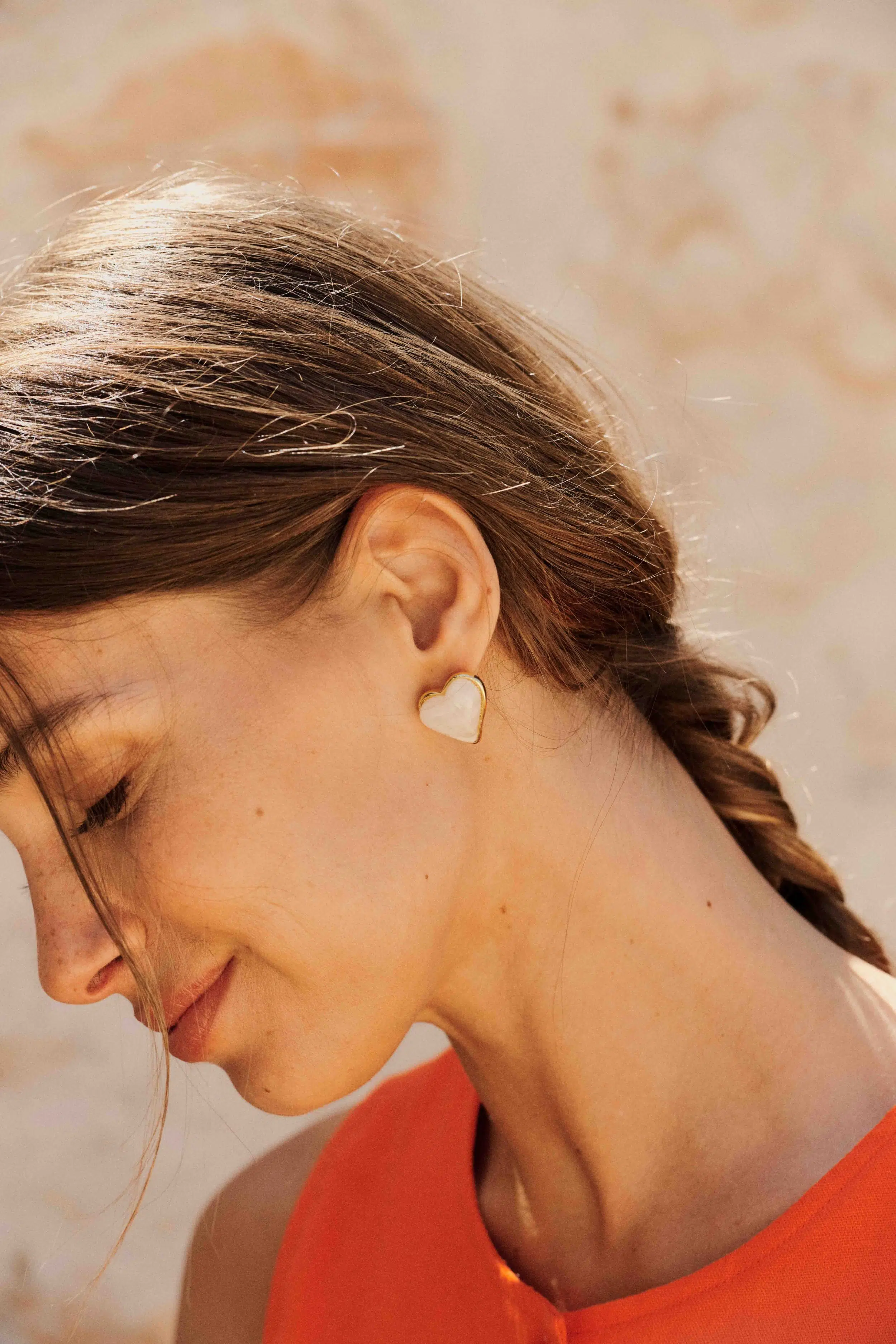 boucles-oreilles-nelya-blanches-sahoma-00003 Boucles d’oreilles femme en forme de cœur blanc - pierre effet marbré blanc translucide