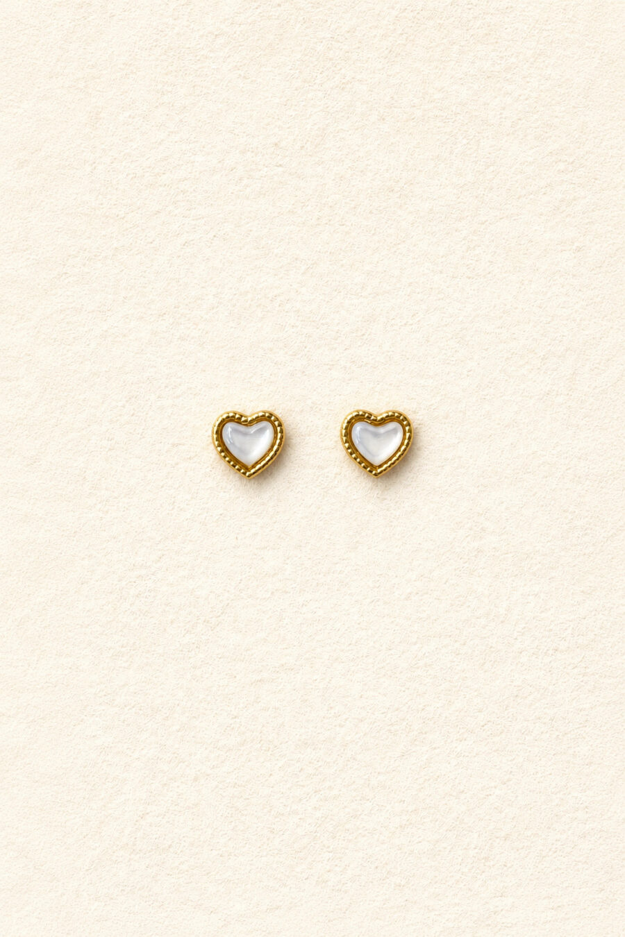 Boucles d'oreilles femme puces formes coeur dorées et blanc effet nacré