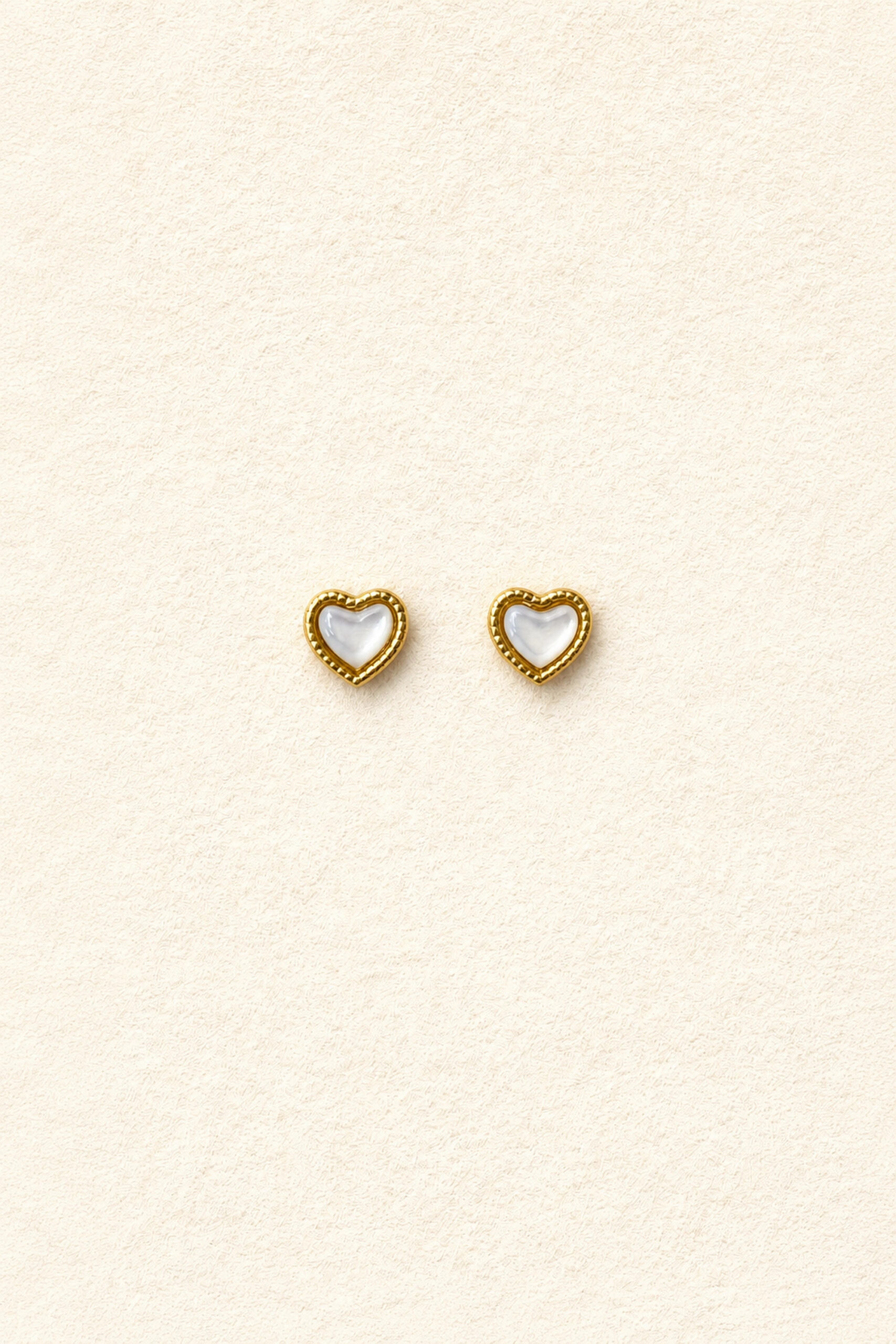 boucles-oreilles-nixie-blanches-packshot-sahoma-00002 Boucles d'oreilles femme puces formes coeur dorées et blanc effet nacré