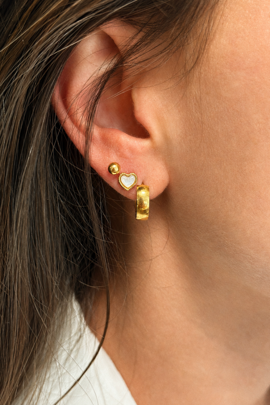 Boucles d'oreilles femme puces formes coeur dorées et blanc effet nacré