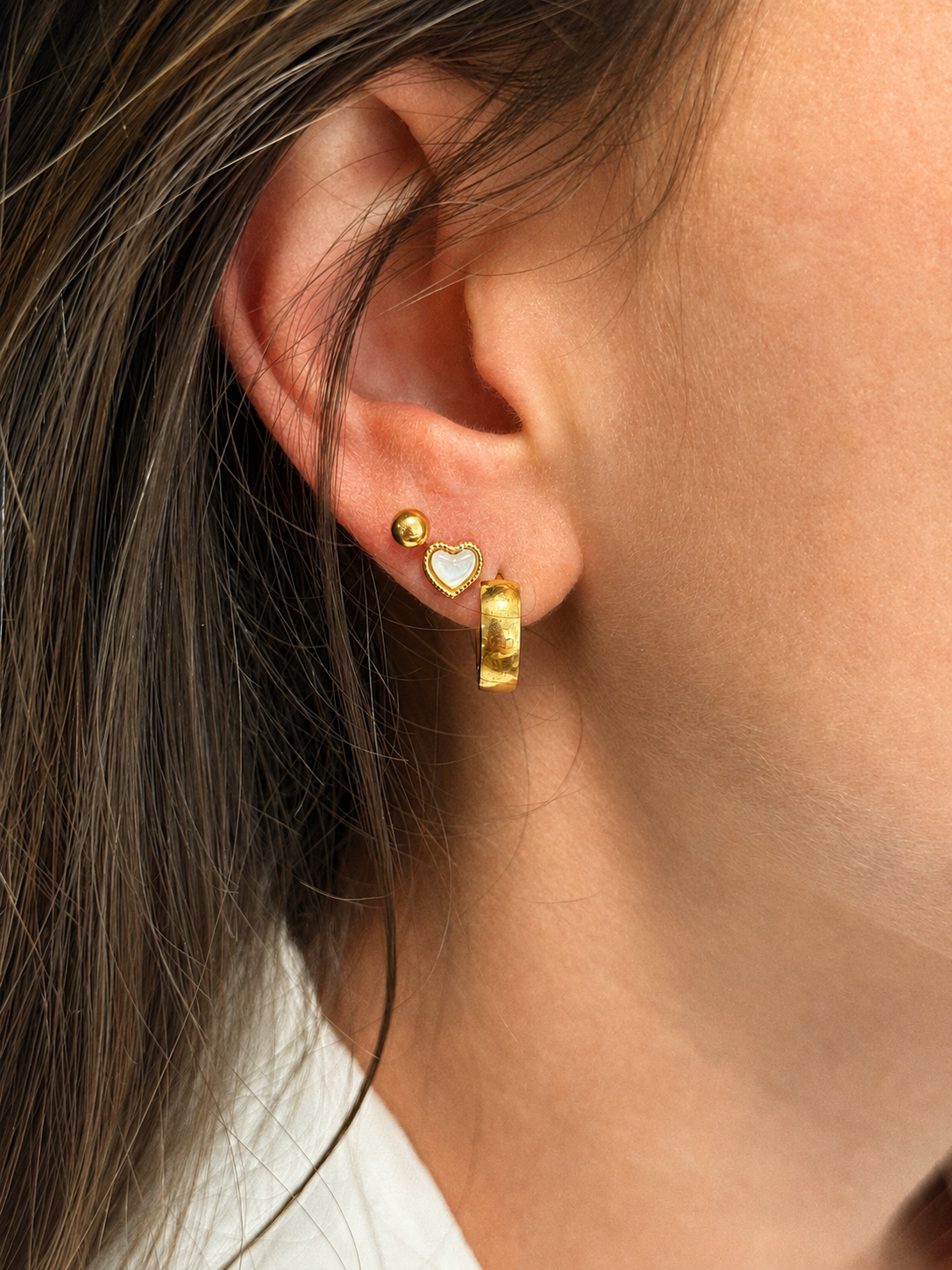 boucles-oreilles-nixie-blanches-sahoma-00001 Boucles d'oreilles femme puces formes coeur dorées et blanc effet nacré