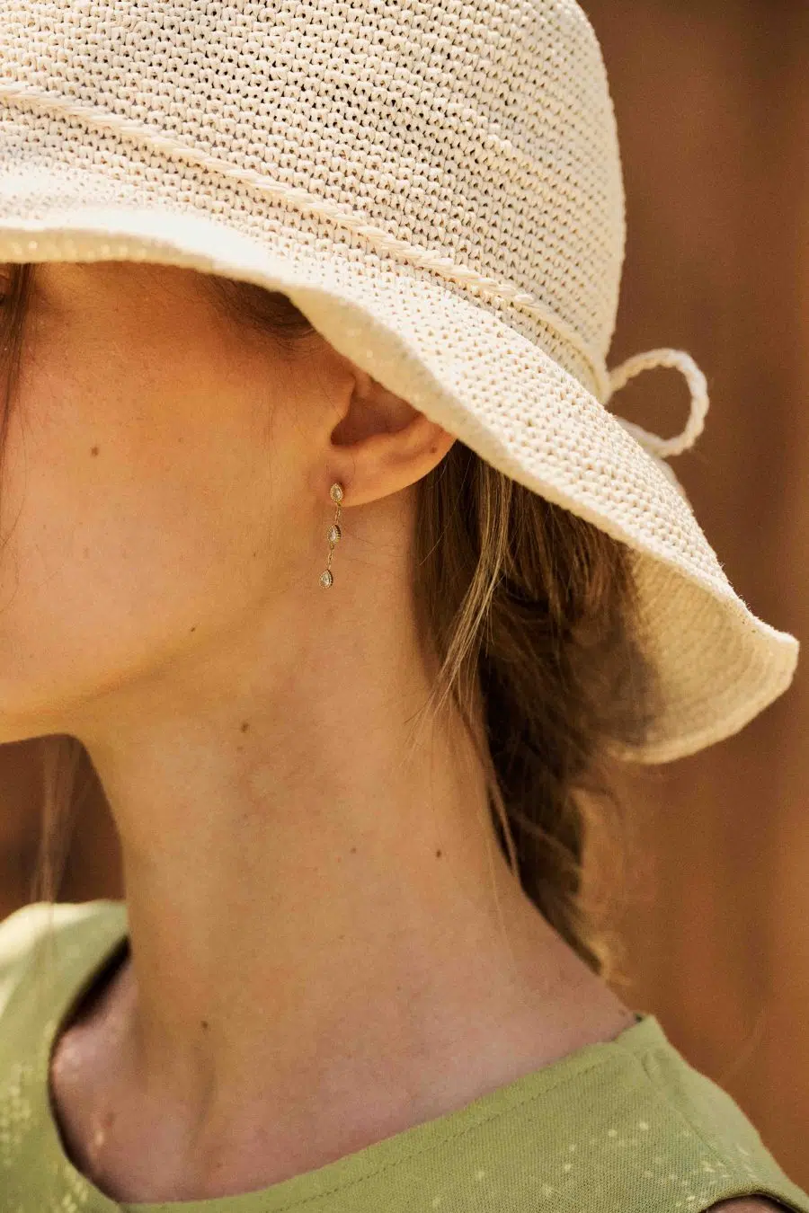 Boucles d’oreilles femme pendante dorée et strass