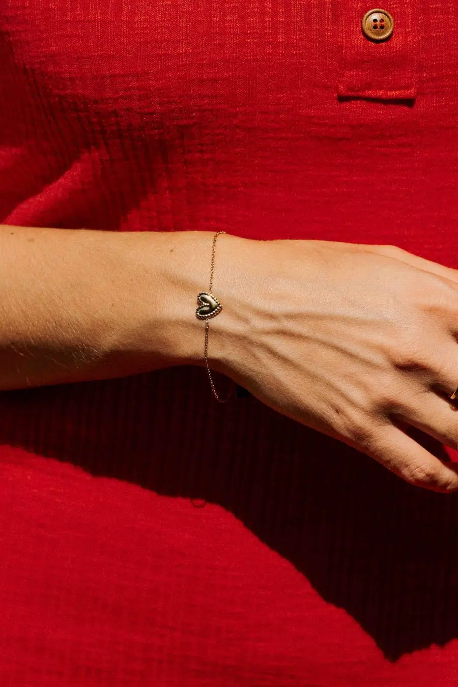 Bracelet à chaîne fine et médaillon forme coeur doré