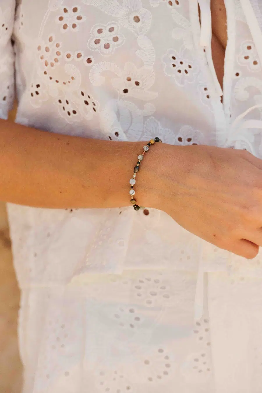 Bracelet femme à fines perles dorées et multicolores