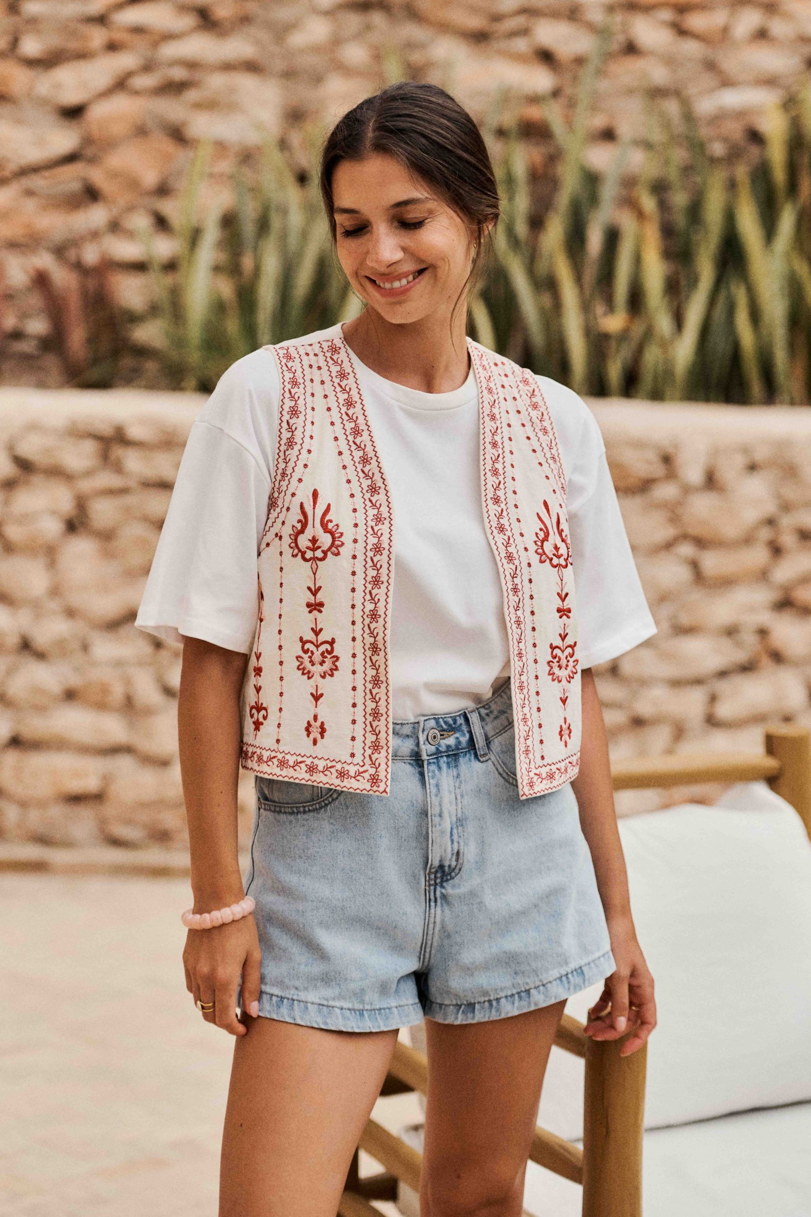 gilet-lester-blanc-sahoma-00001 Veste gilet de femme en coton léger - sans manches - broderie floral rouge