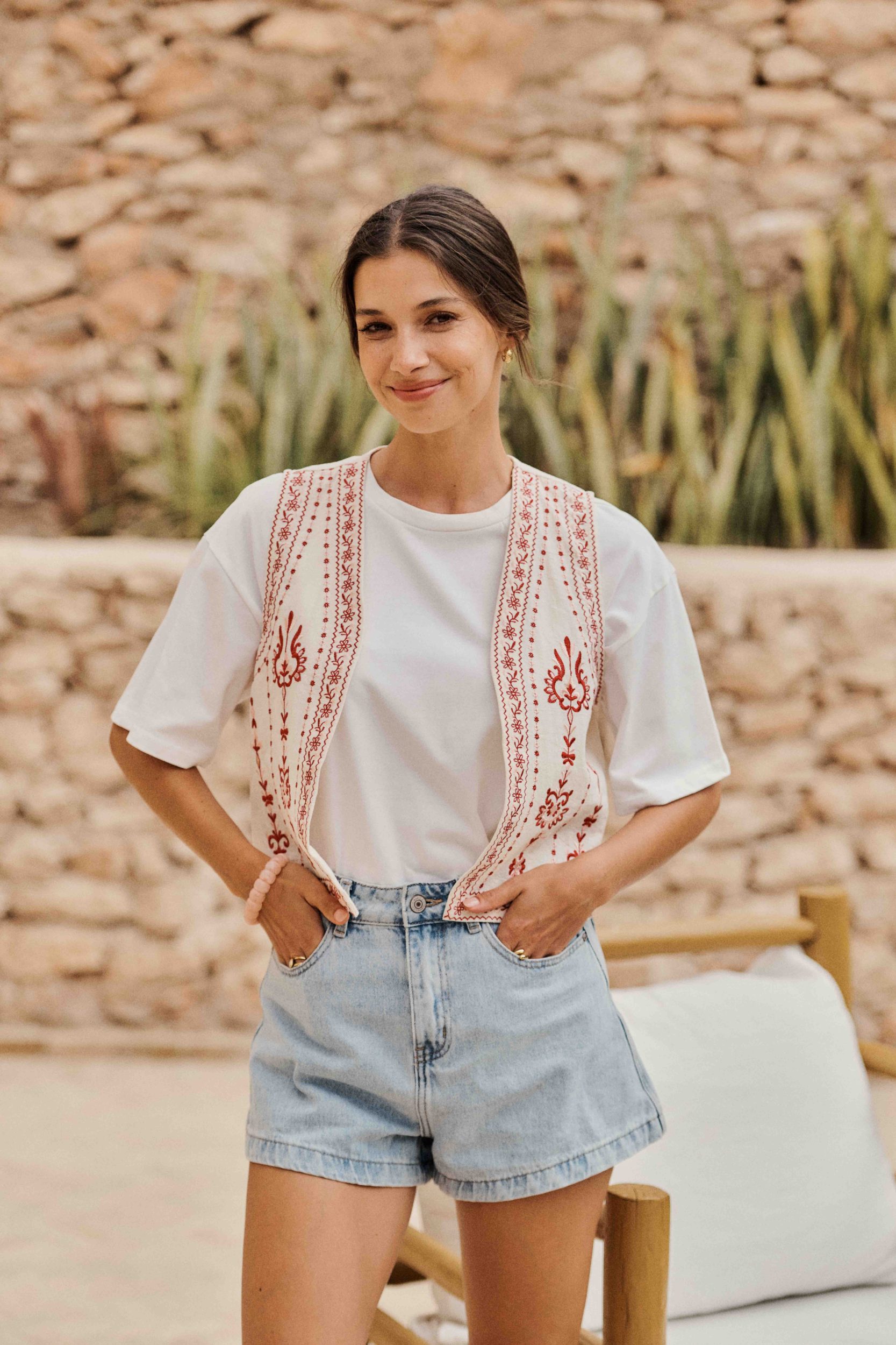 gilet-lester-blanc-sahoma-00002 Veste gilet de femme en coton léger - sans manches - broderie floral rouge