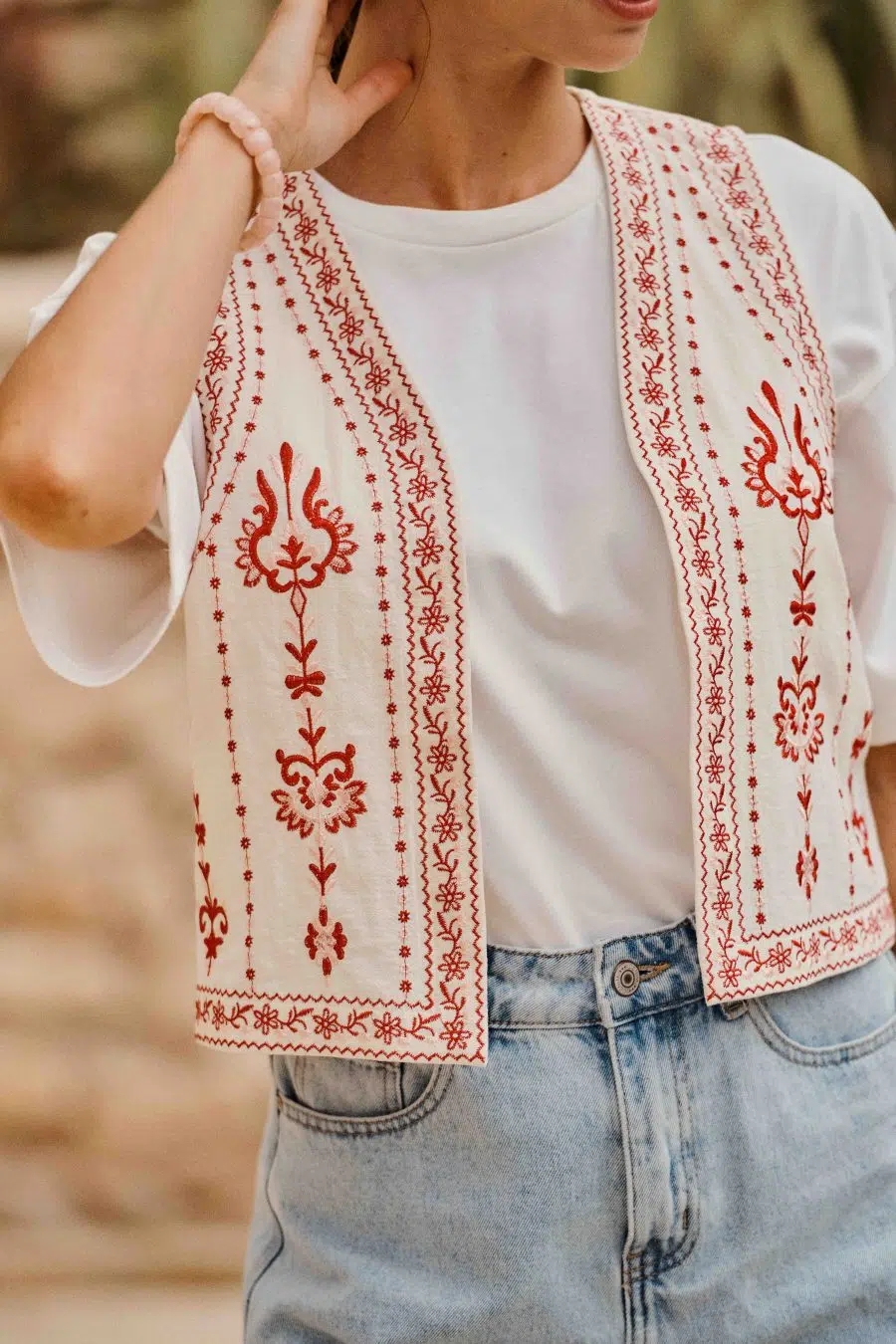 Veste gilet de femme en coton léger - sans manches - broderie floral rouge