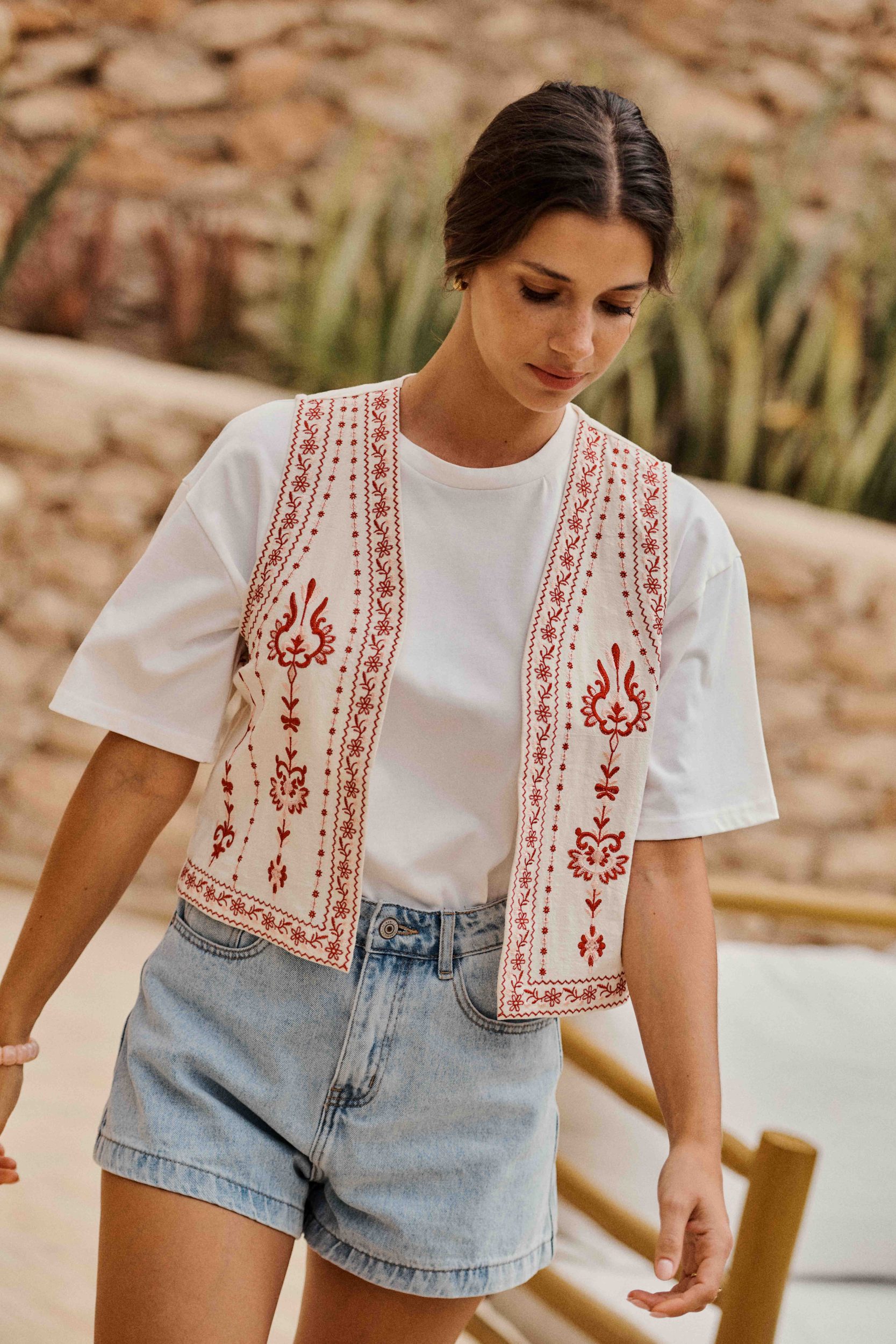 gilet-lester-blanc-sahoma-00005 Veste gilet de femme en coton léger - sans manches - broderie floral rouge