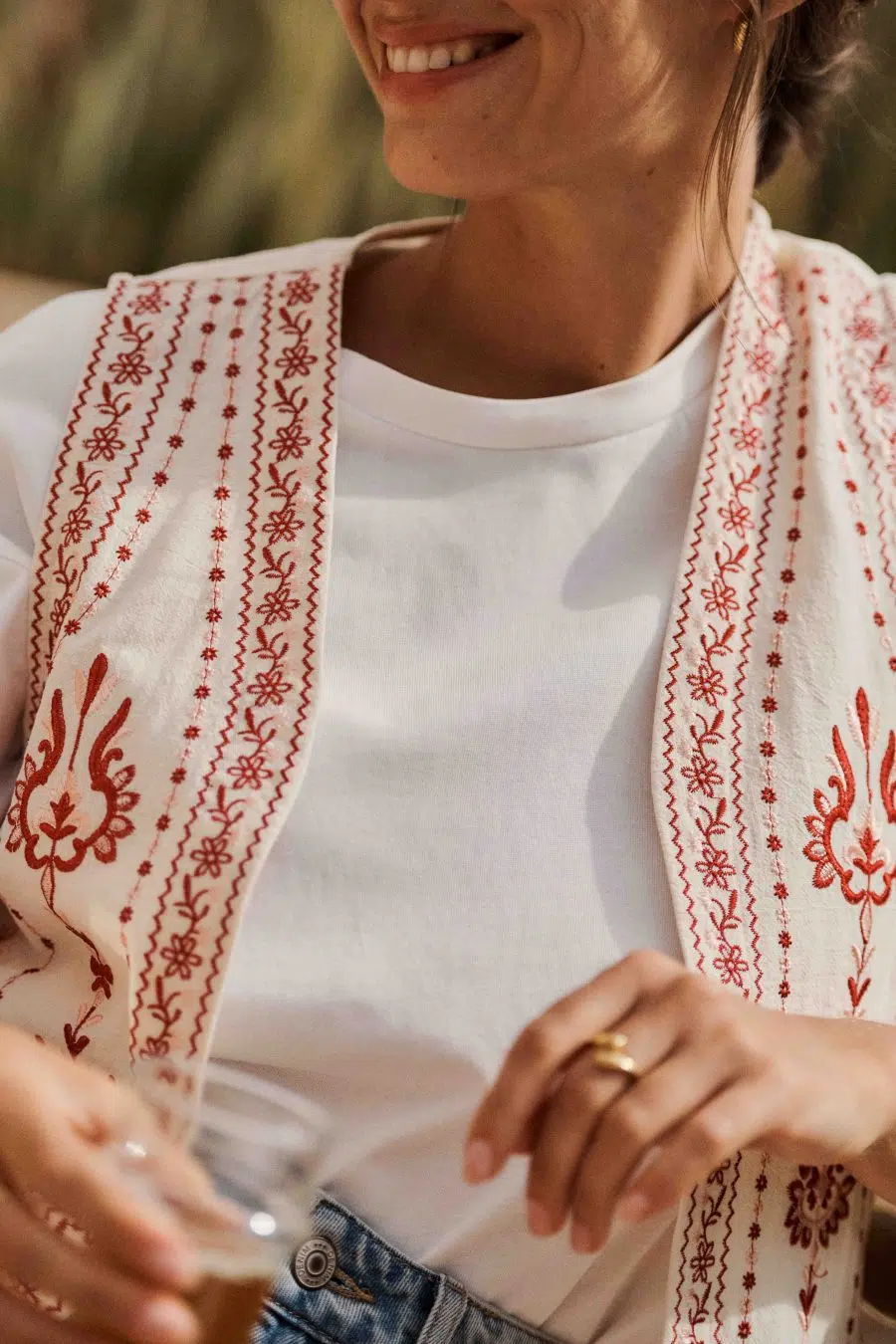 Veste gilet de femme en coton léger - sans manches - broderie floral rouge