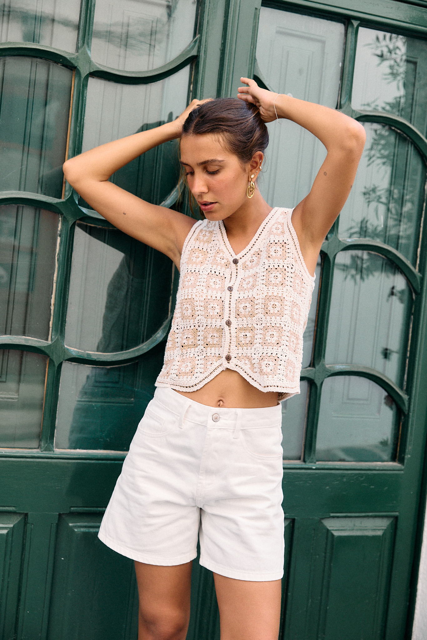 gilet-tais-beige-sahoma-00002 Gilet femme en crochet court sans manches - beige et écru