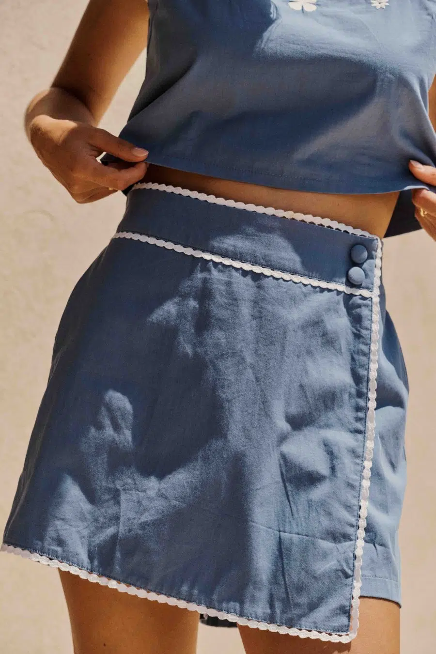 Jupe short femme courte en coton bleu - détail de dentelle blanc