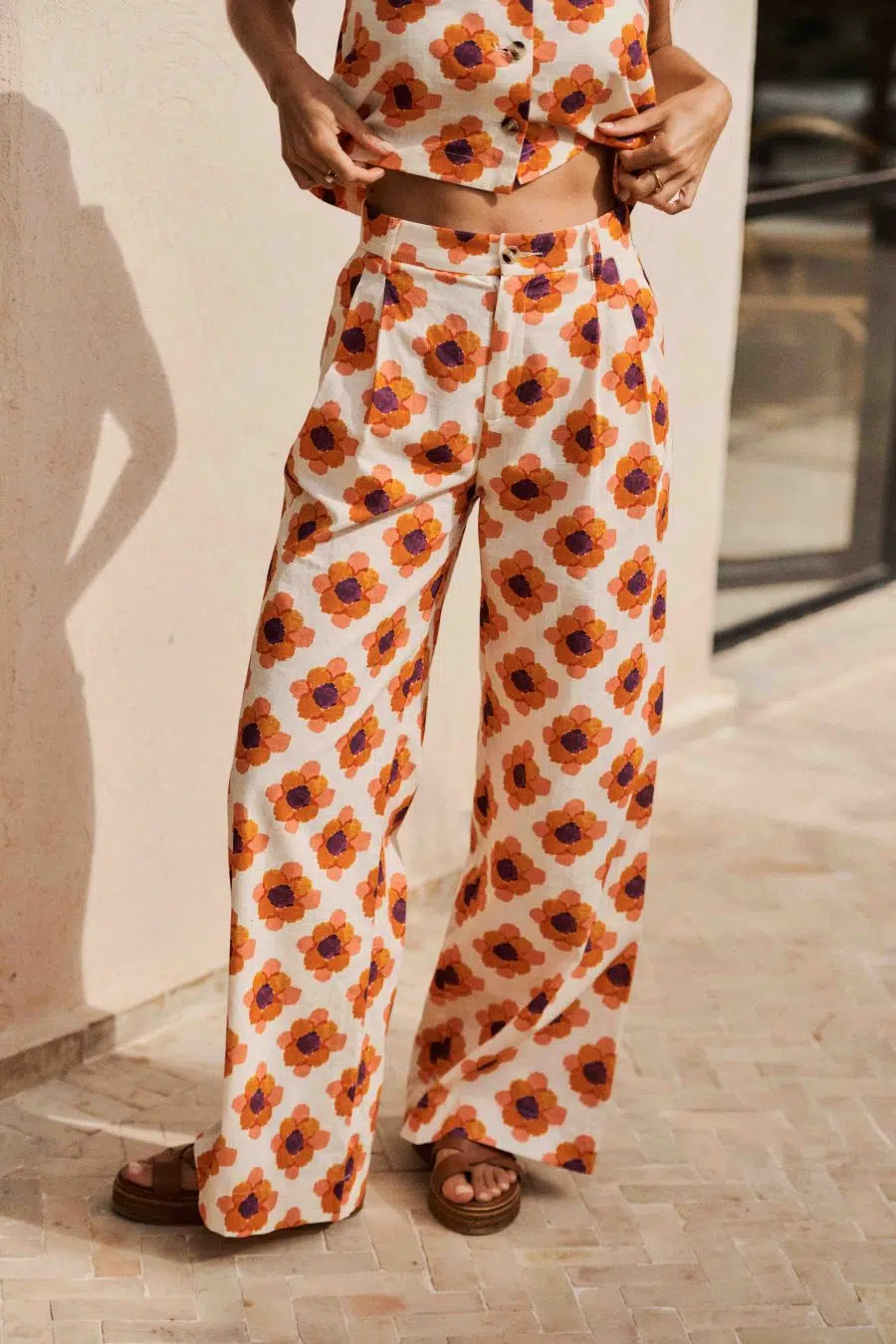 Pantalon femme à l'imprimé fleuri 70's – taille haute - coupe ample et légèrement évasée