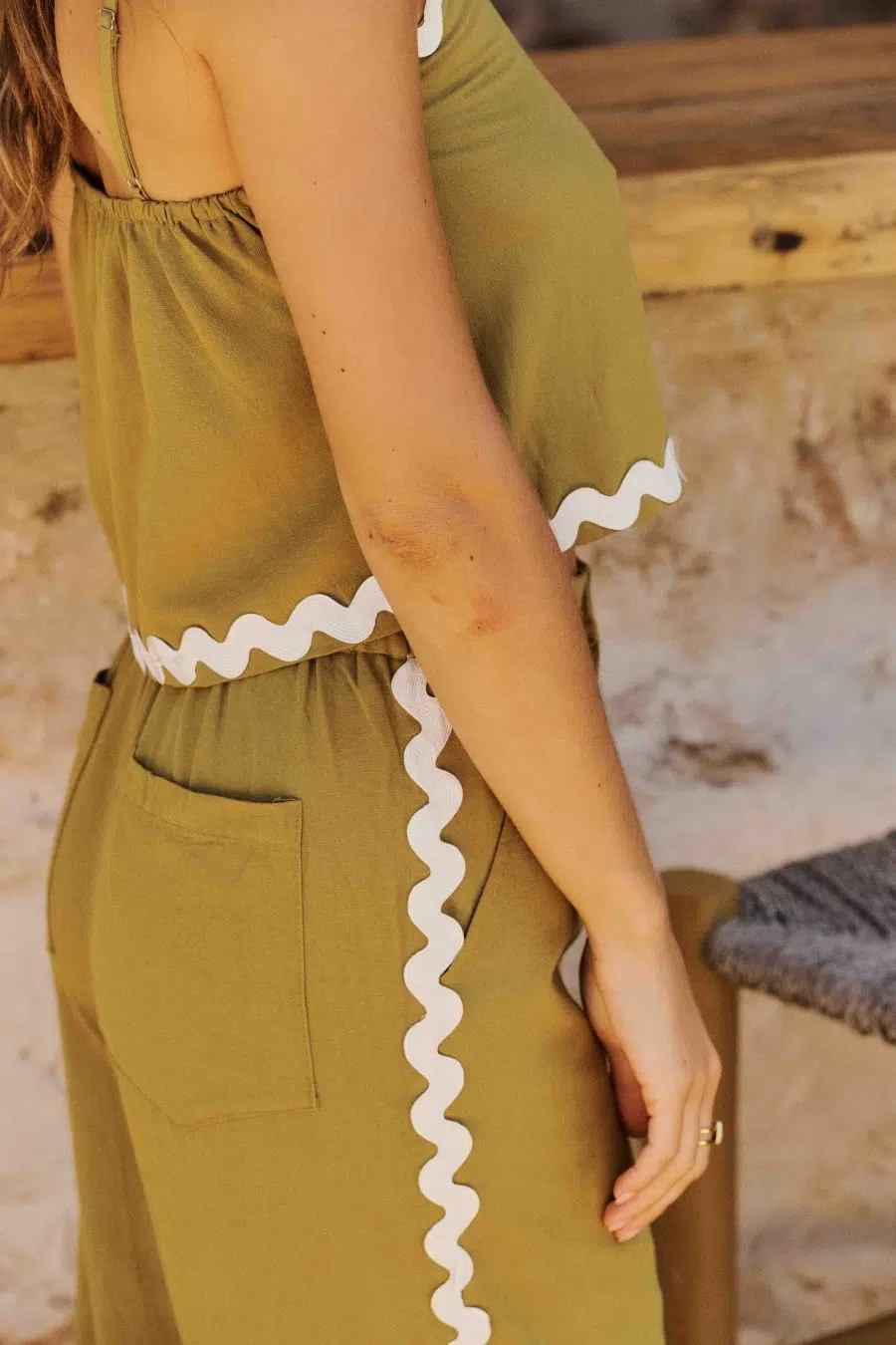 Pantalon femme vert kaki – taille élastique - coupe fluide et ample - détail ondulé