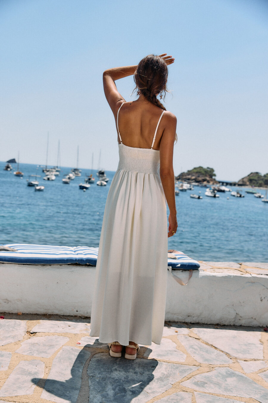 Robe longue blanche – Décolleté en V - fines bretelles ajustables - détail crochet - renfort poitrine mousse