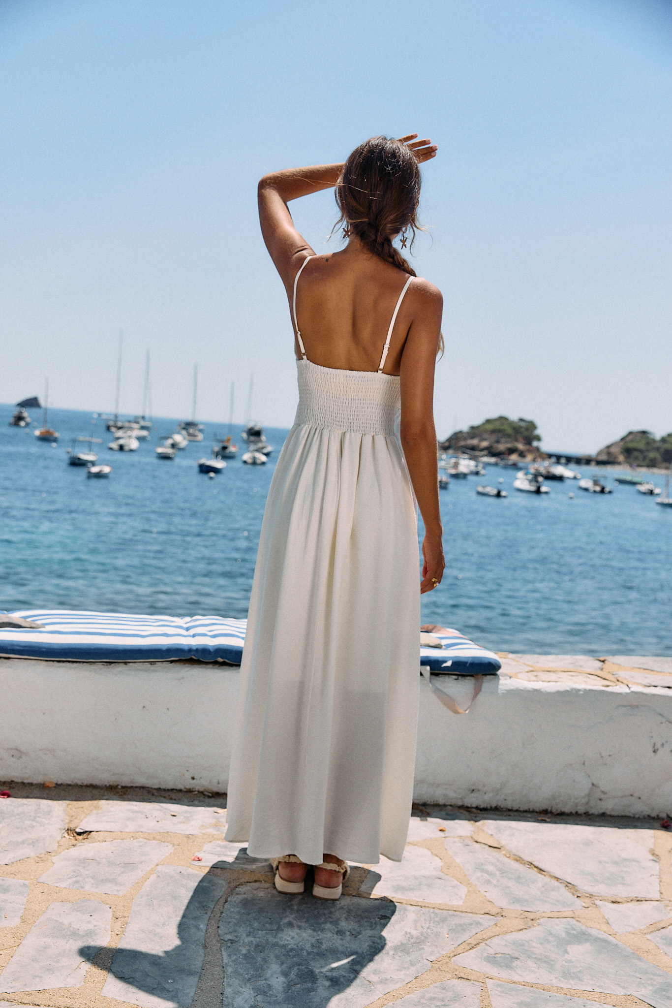 robe-daphne-blanche-sahoma-00003 Robe longue blanche – Décolleté en V - fines bretelles ajustables - détail crochet - renfort poitrine mousse