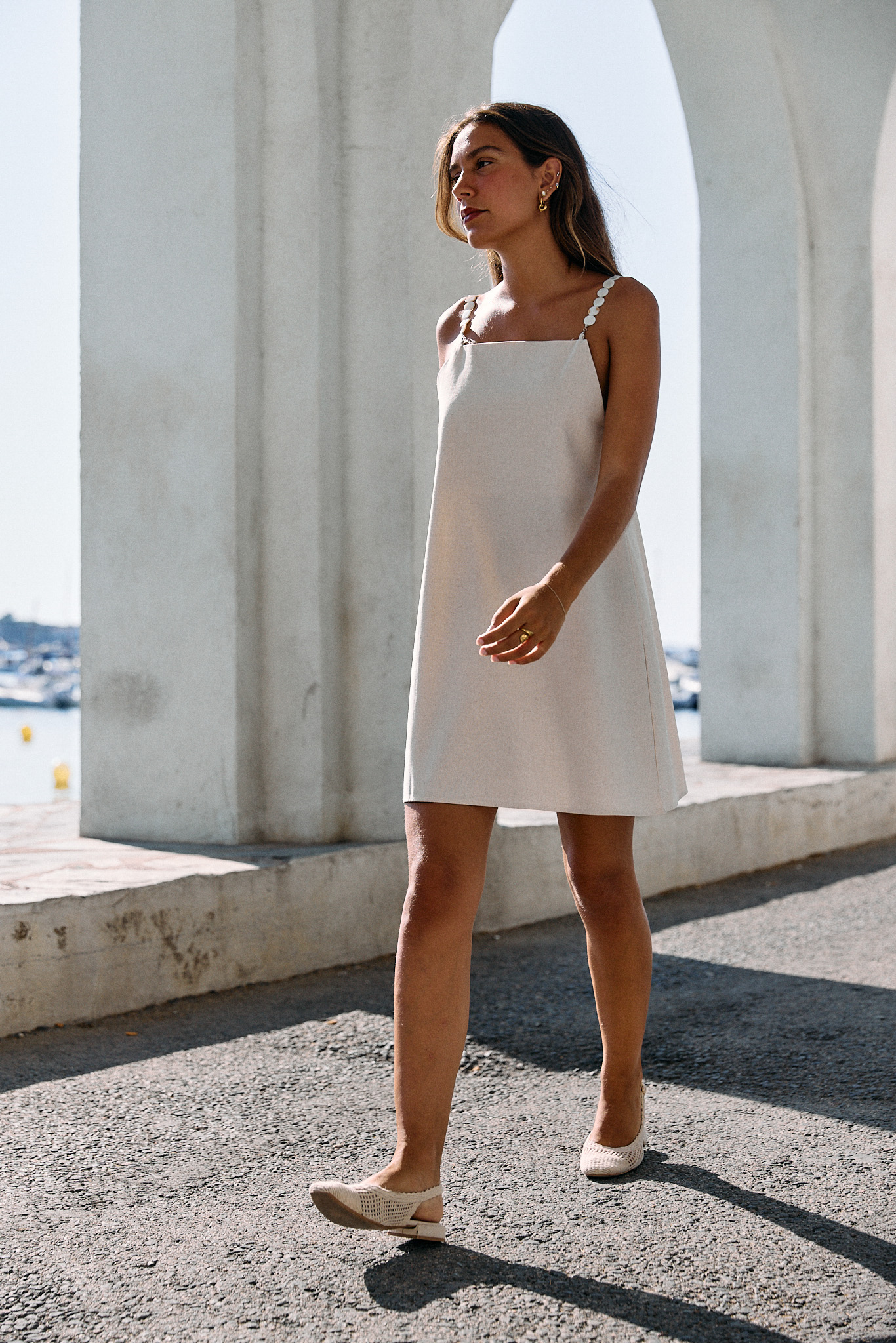 robe-grazia-beige-sahoma-00007 Femme robe courte beige à bretelles pampilles nacrées