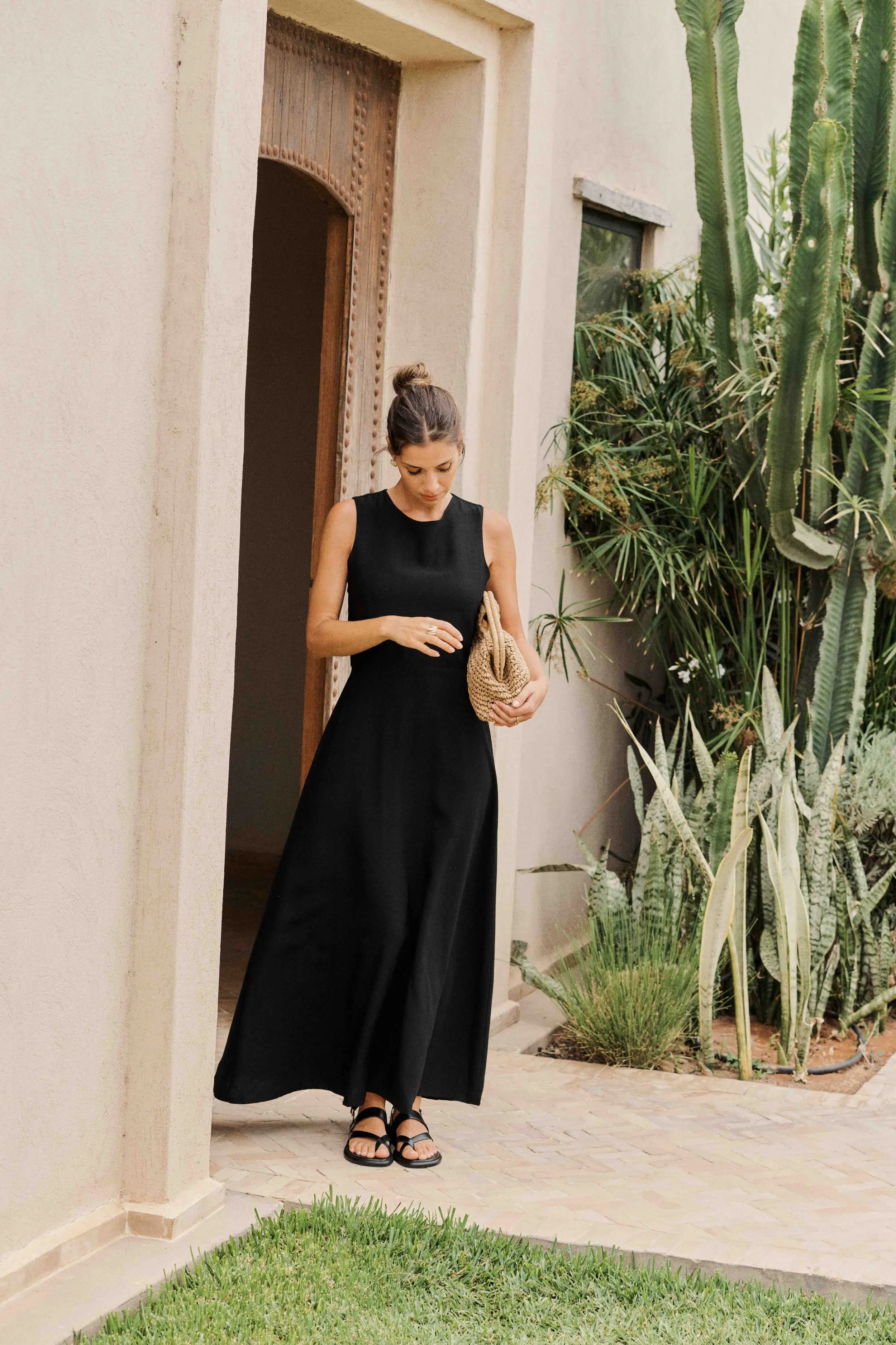 robe-liv-noire-sahoma-00002 Robe longue fluide noire - coupe ample - col rond et dos nu - sans manches
