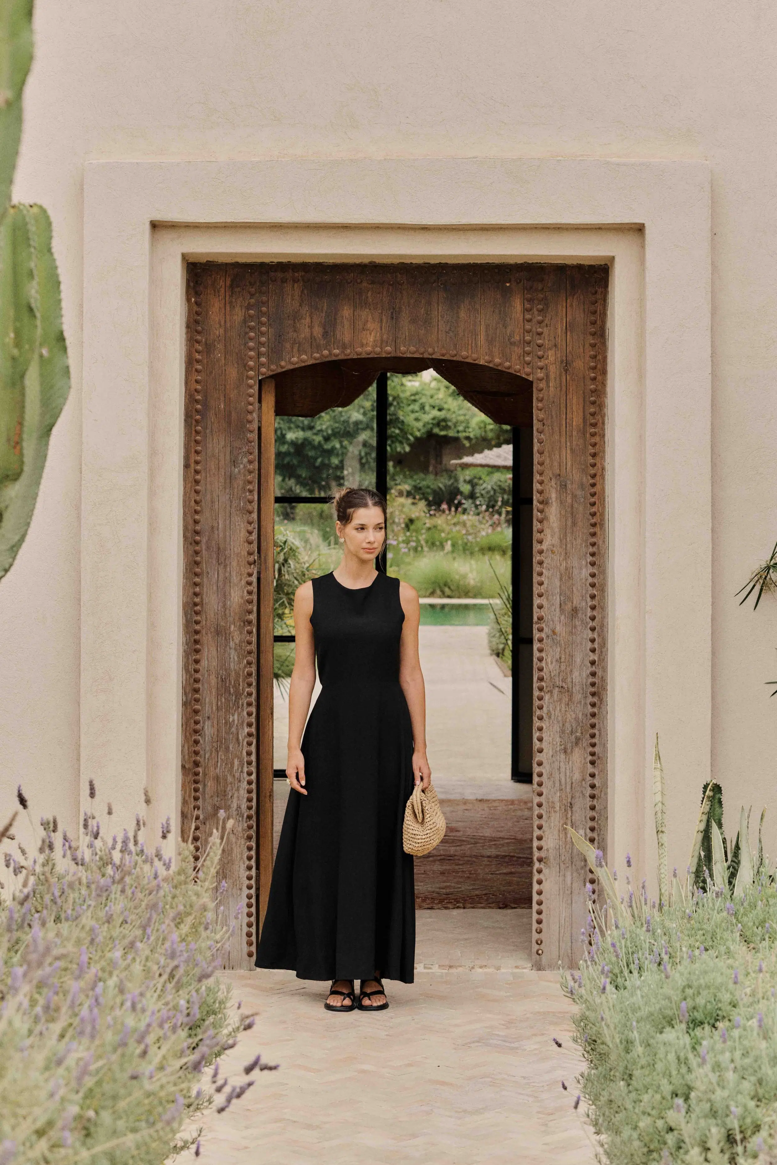 robe-liv-noire-sahoma-00003 Robe longue fluide noire - coupe ample - col rond et dos nu - sans manches