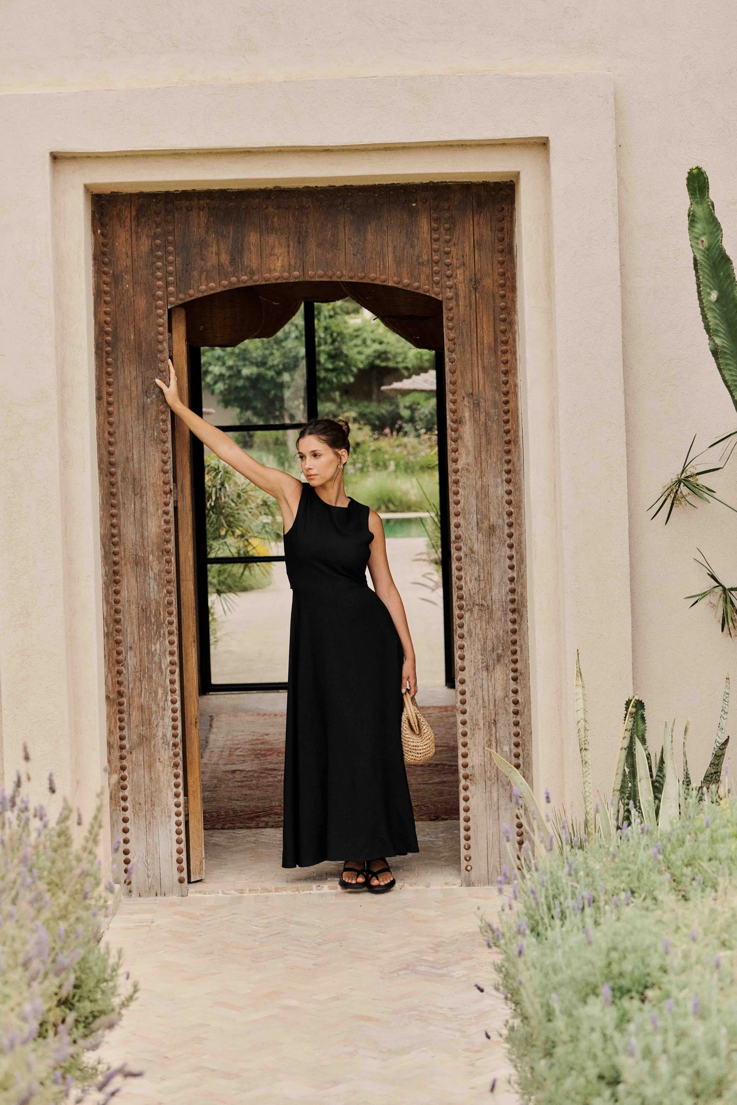 robe-liv-noire-sahoma-00009 Robe longue fluide noire - coupe ample - col rond et dos nu - sans manches