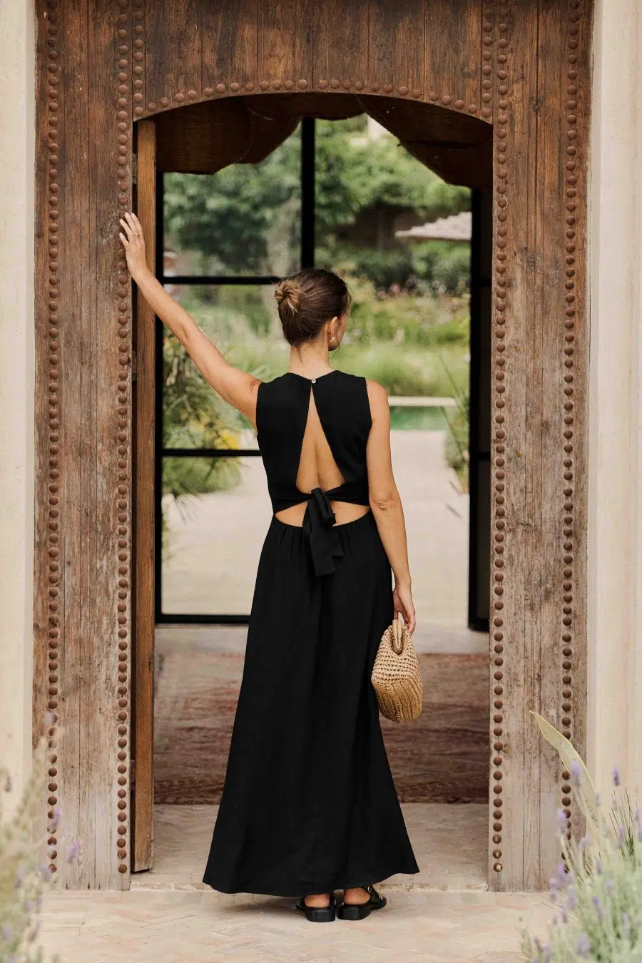 Robe longue fluide noire - coupe ample - col rond et dos nu - sans manches
