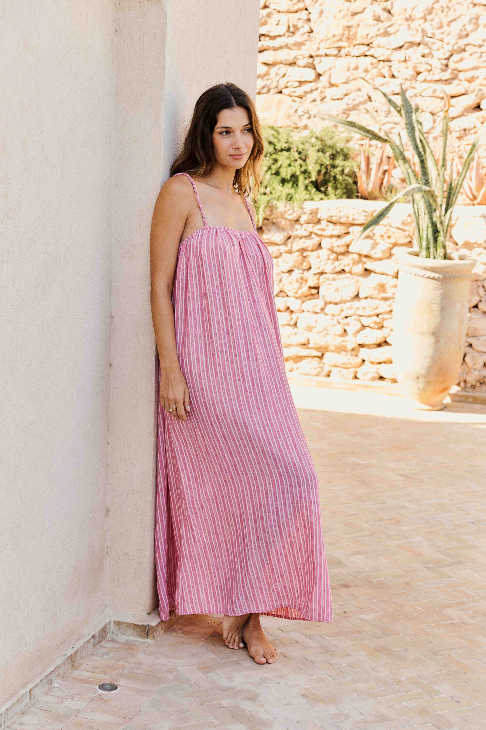 robe-raella-rose-sahoma-00007 Femme robe longue rayée rose et blanc - bretelles fines ajustables tressées - fluide et ample