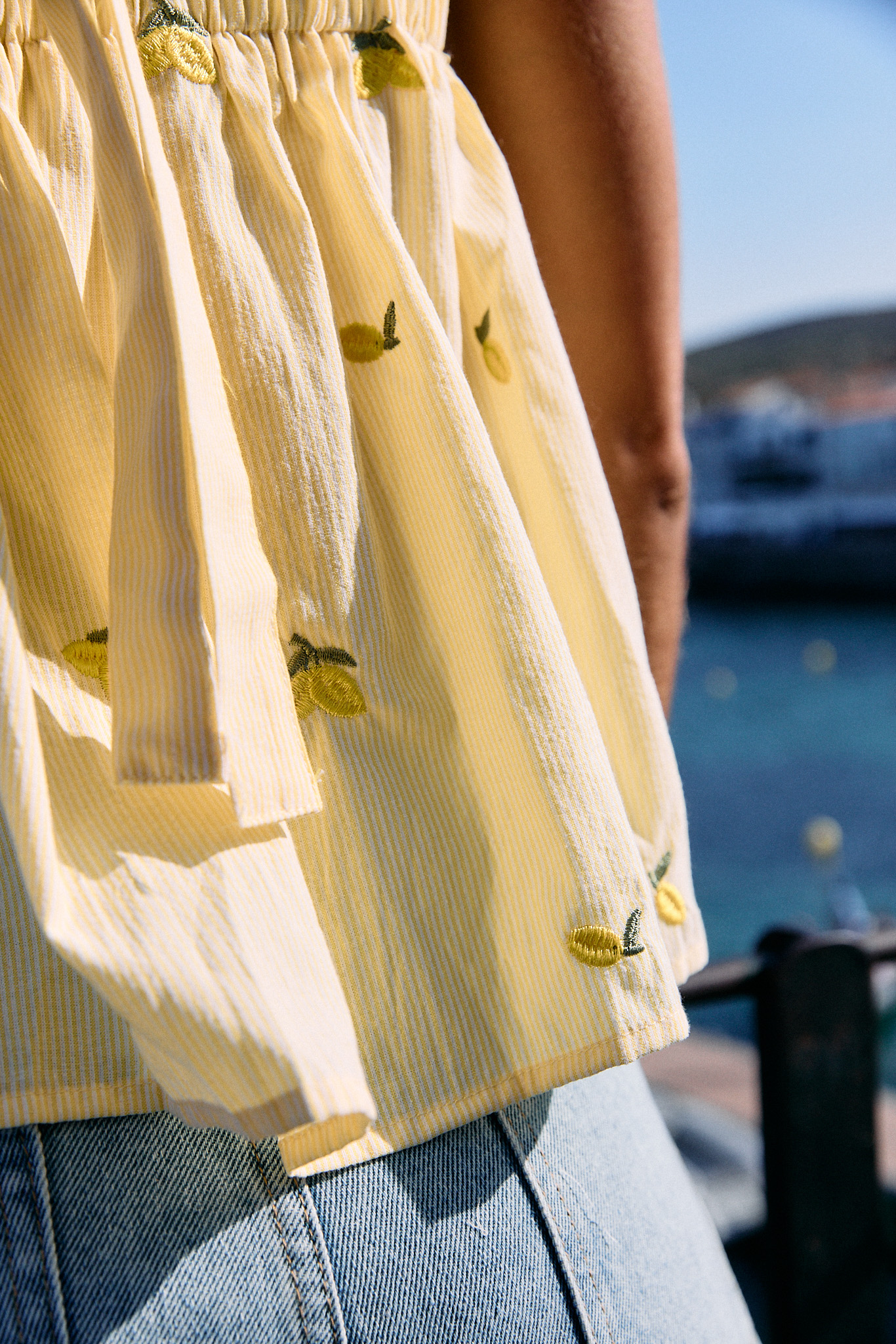 top-capri-jaune-sahoma-2 Top femme sans manches jaune – bretelles épaisses - coupe courte - imprimé rayé et broderie citron