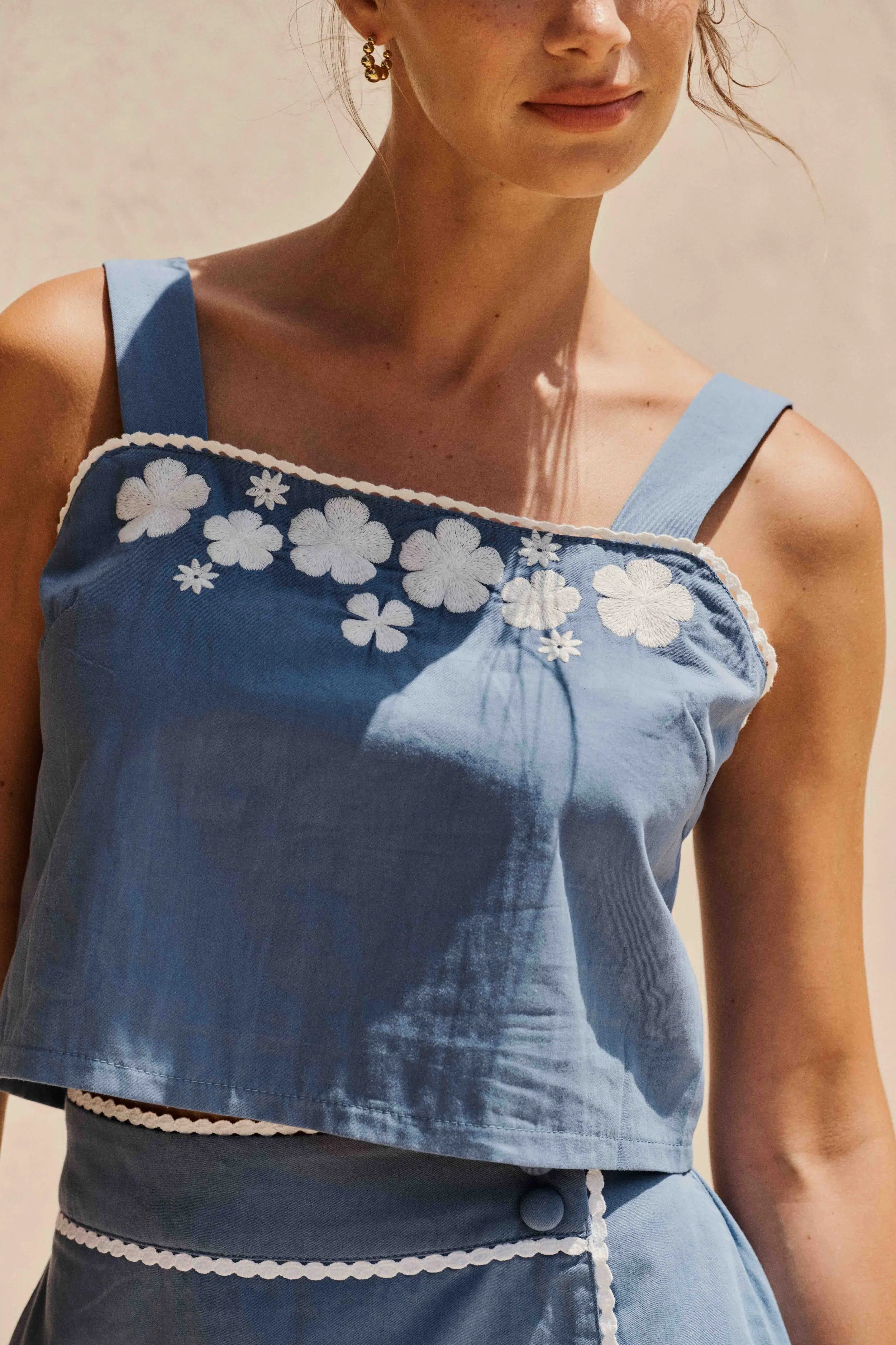 top-holly-bleu-sahoma-00008 Top femme court sans manches bleu – bretelles épaisses - broderie florale blanche