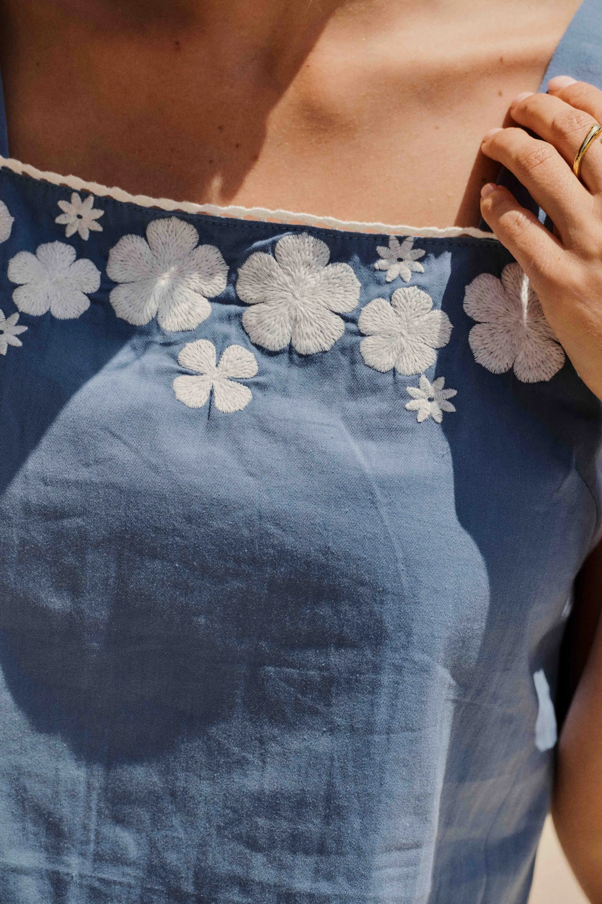 top-holly-bleu-sahoma-00009 Top femme court sans manches bleu – bretelles épaisses - broderie florale blanche