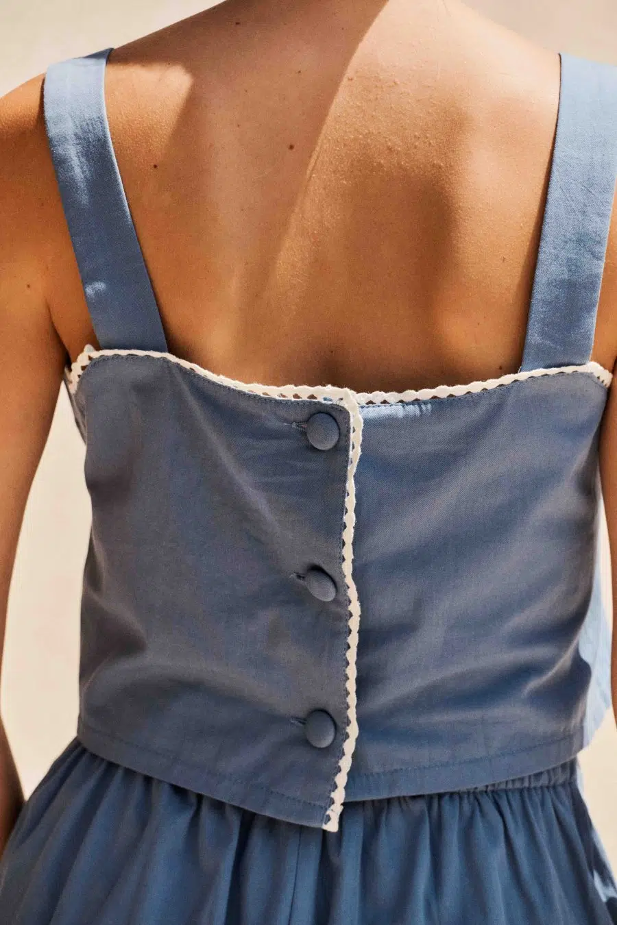 Top femme court sans manches bleu – bretelles épaisses - broderie florale blanche
