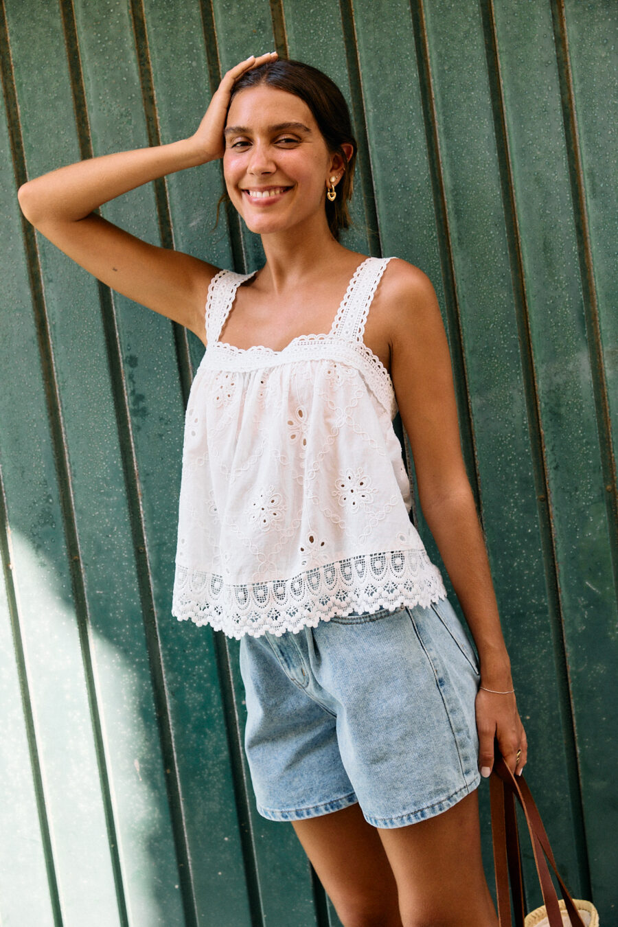 Top femme sans manches blanc – bretelles épaisses - coupe courte - broderie et dentelle