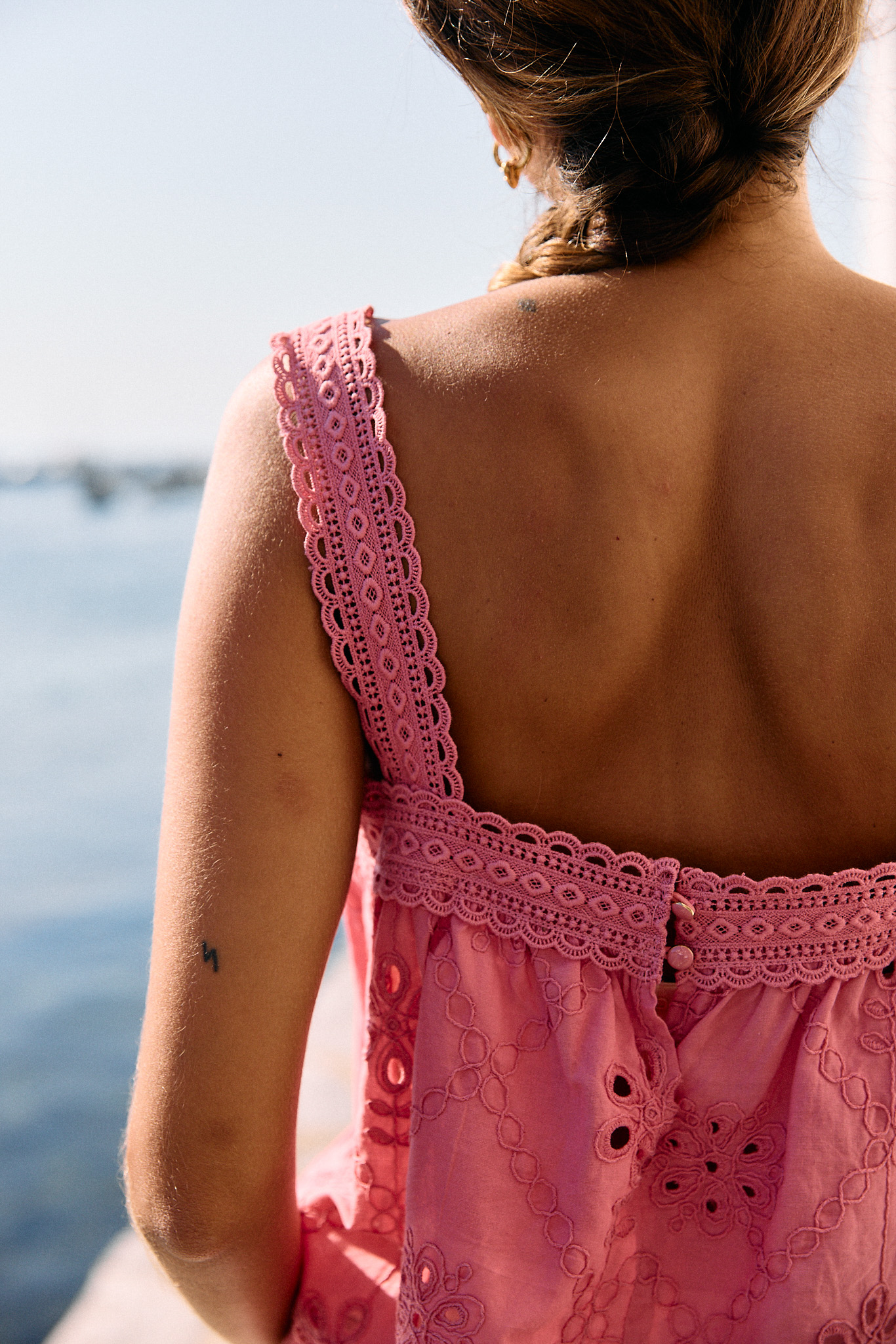 top-horta-rose-sahoma-00002 Top femme sans manches rose – bretelles épaisses - coupe courte - broderie et dentelle