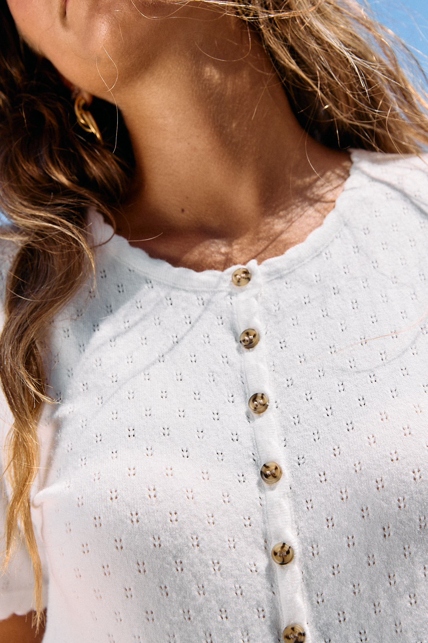 Femme top - gilet manches courtes en maille côtelée ajourée blanc à Col rond et boutons