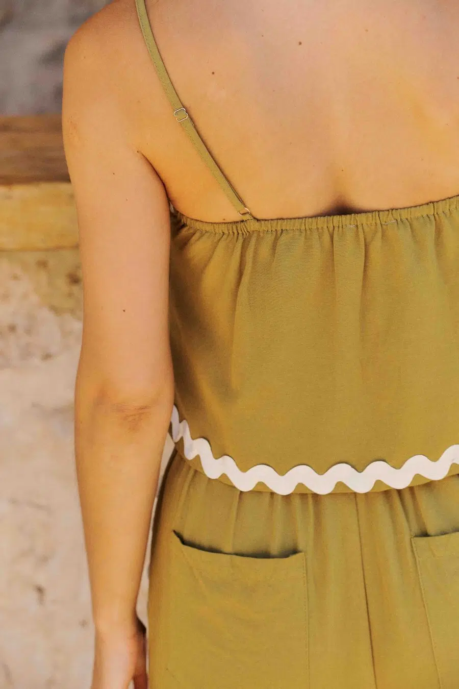 Top - débardeur femme court sans manches vert kaki – bretelles fines - coupe courte - finitions col ondulé