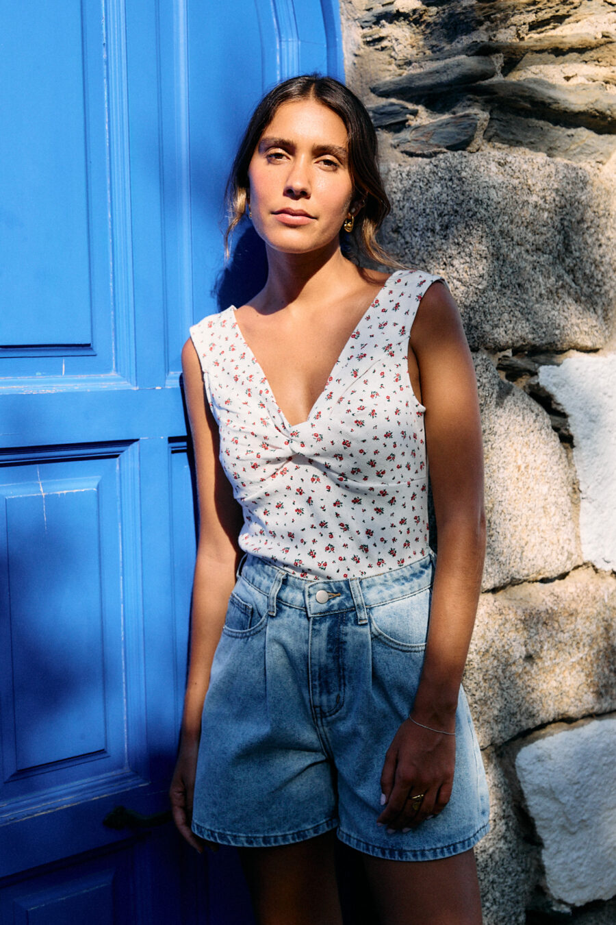 Top femme à l'imprimé fleuri blanc et rouge - noeud sur le décolleté - sans manches