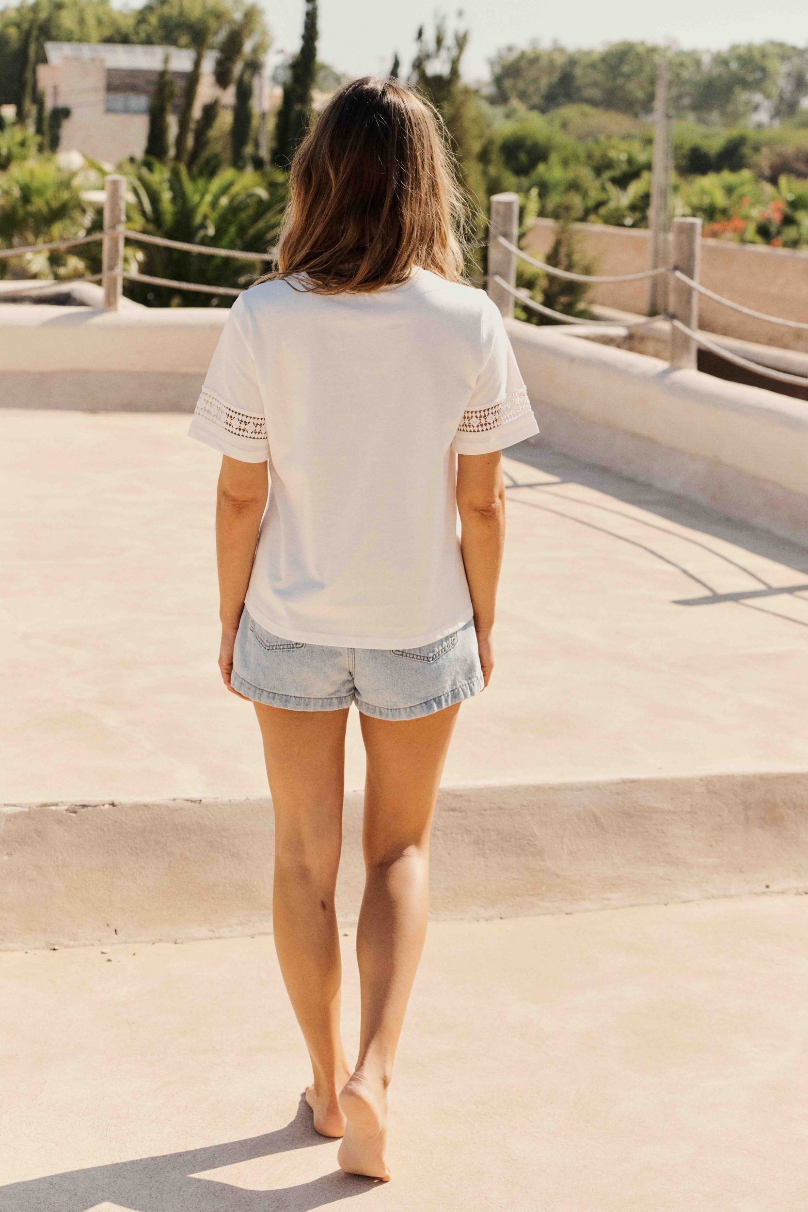 tshirt-akim-blanc-sahoma-00001 T-shirt femme basique blanc à manches courtes 100% coton avec broderie ajourée aux manches