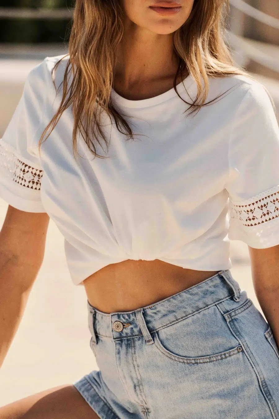 T-shirt femme basique blanc à manches courtes 100% coton avec broderie ajourée aux manches