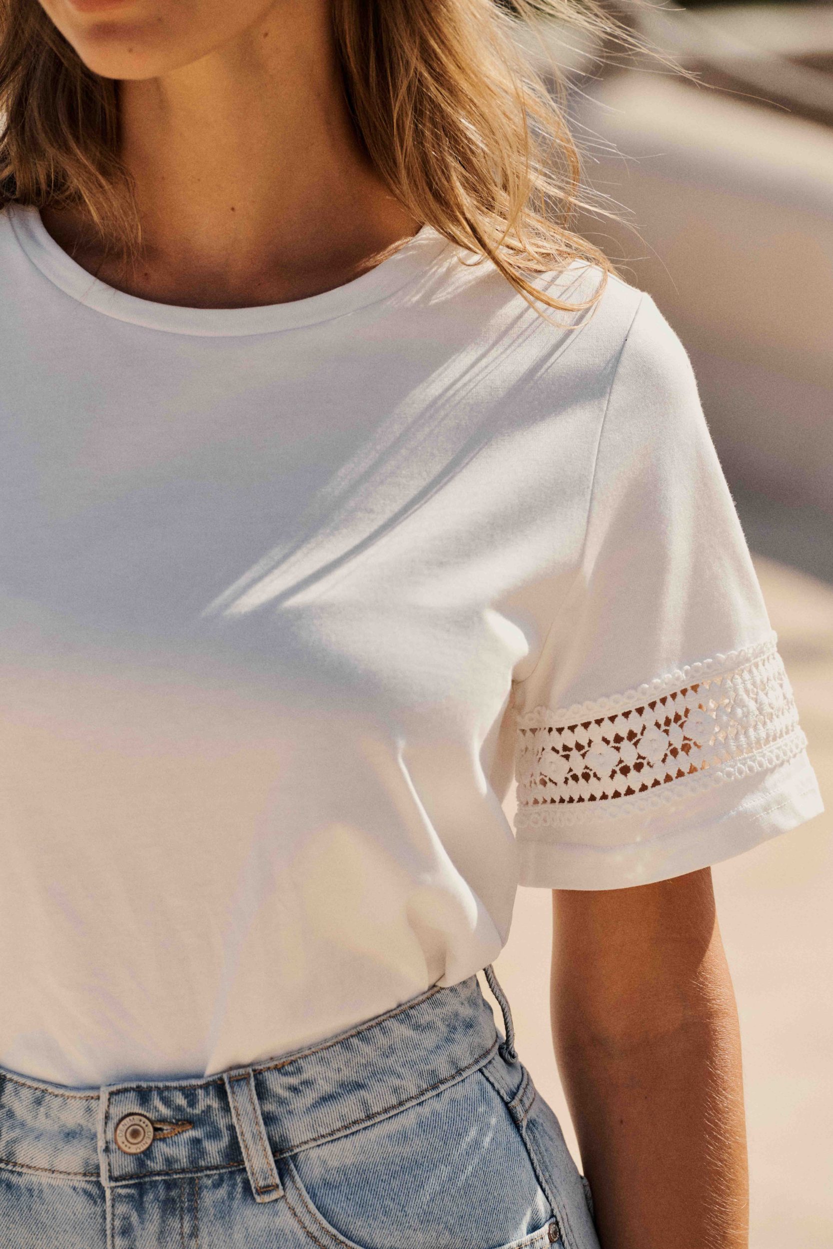 tshirt-akim-blanc-sahoma-00008 T-shirt femme basique blanc à manches courtes 100% coton avec broderie ajourée aux manches