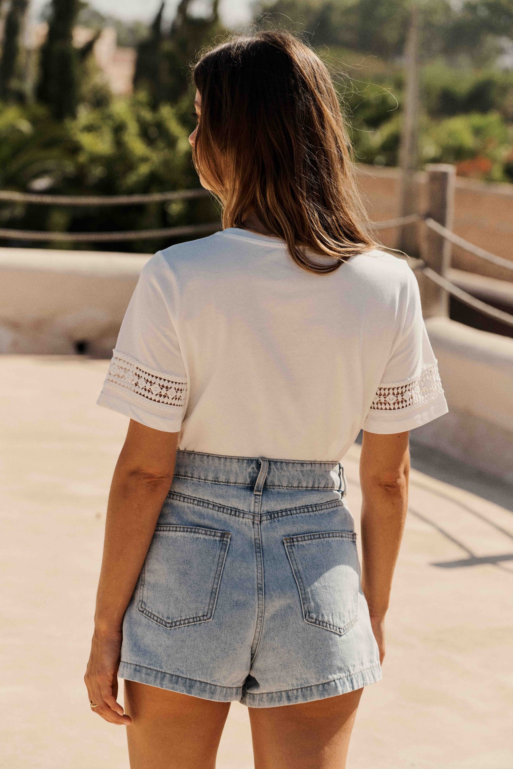 tshirt-akim-blanc-sahoma-00009 T-shirt femme basique blanc à manches courtes 100% coton avec broderie ajourée aux manches