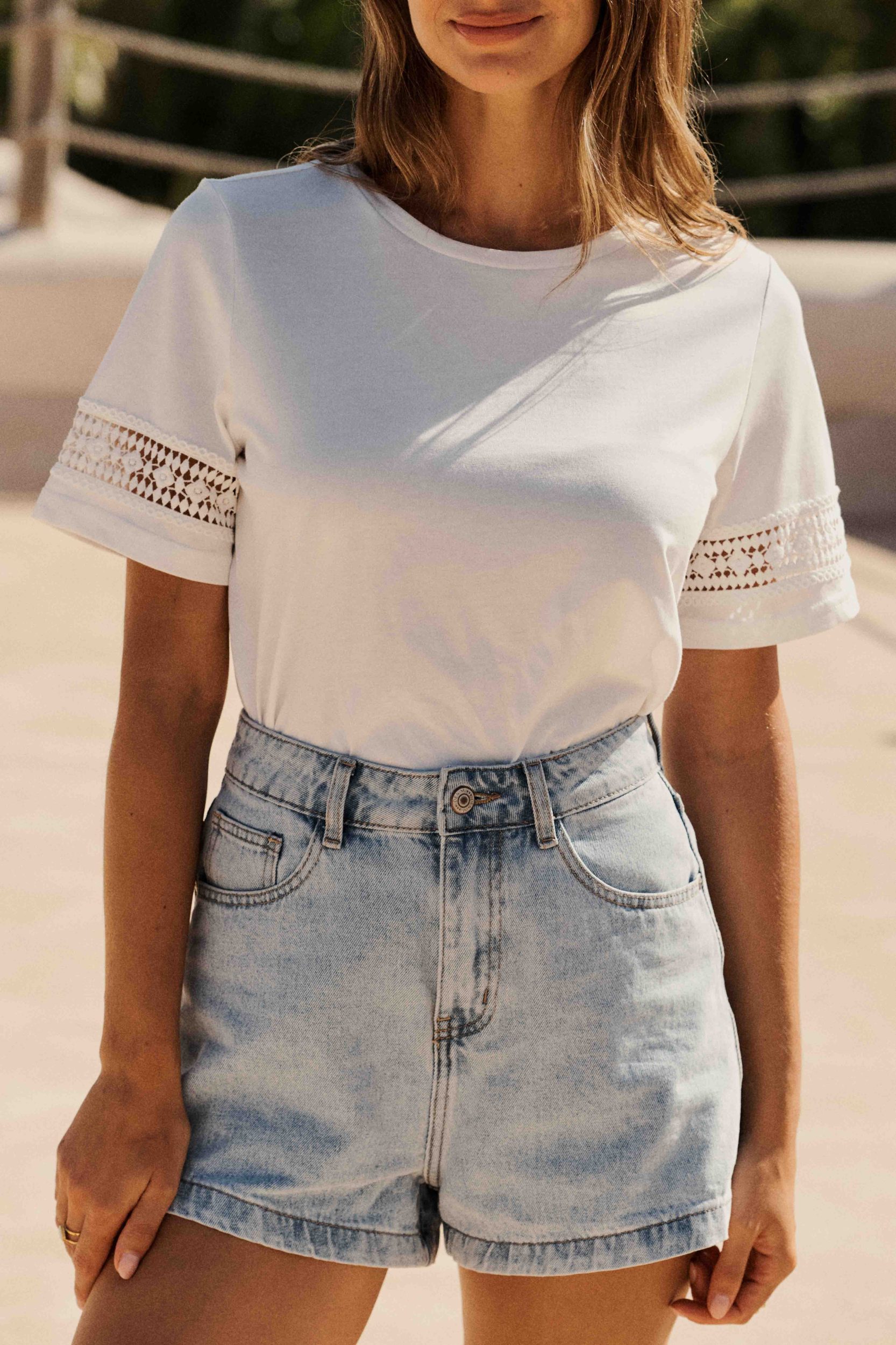 tshirt-akim-blanc-sahoma-2 T-shirt femme basique blanc à manches courtes 100% coton avec broderie ajourée aux manches