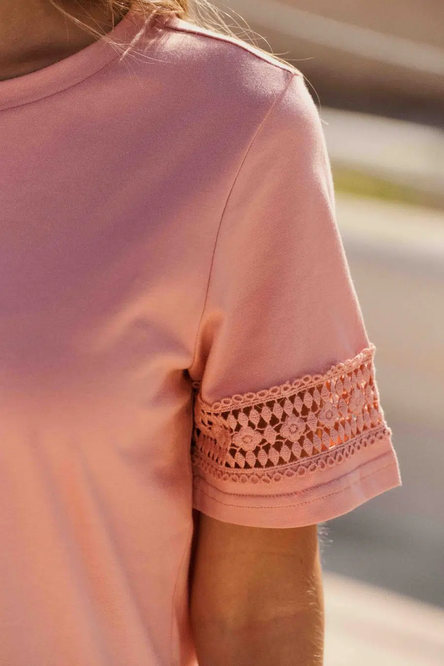 T-shirt femme basique rose à manches courtes 100% coton avec broderie / dentelle