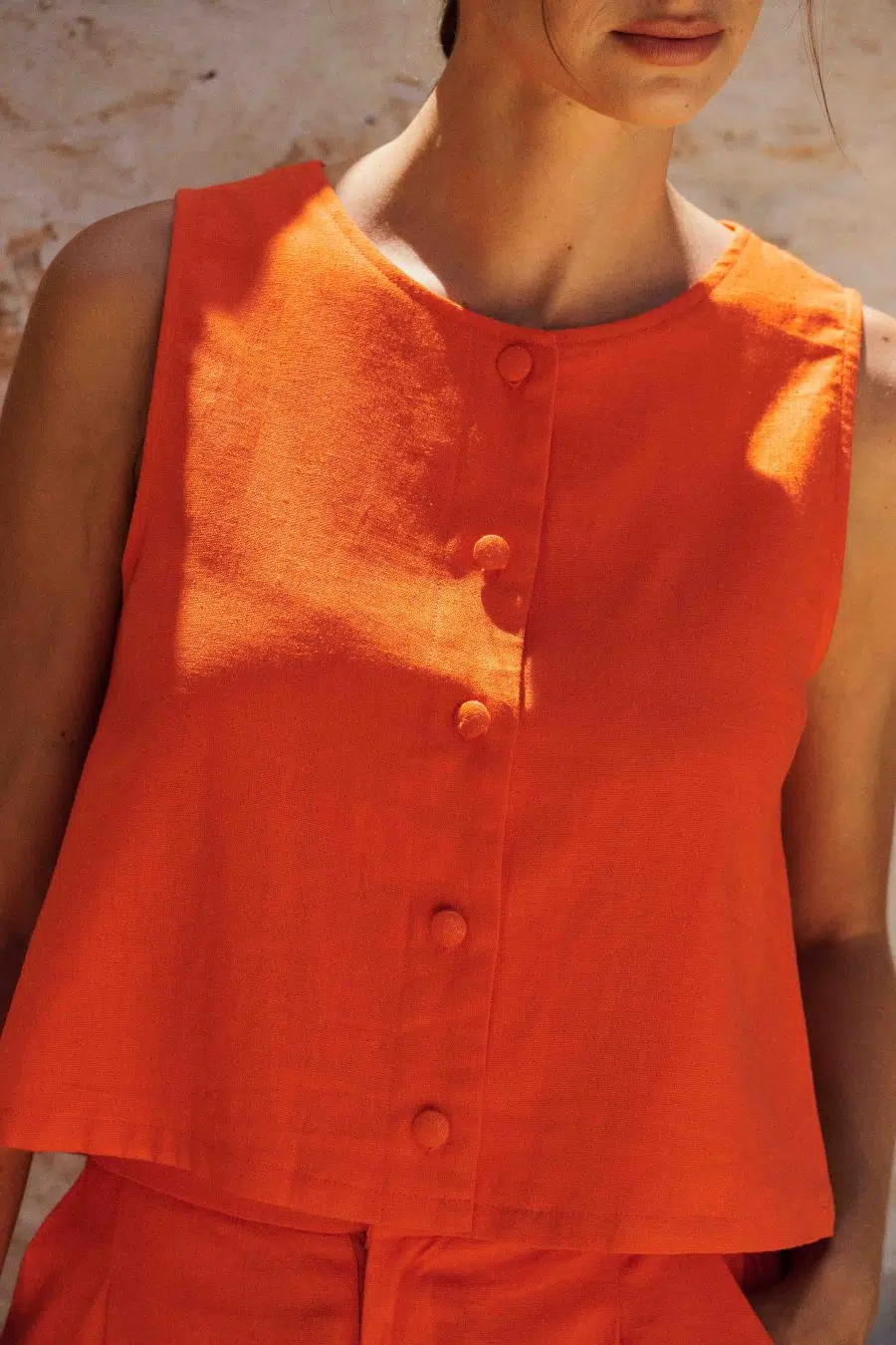 Veste - gilet de costume femme - sans manches orange en lin - boutons recouverts