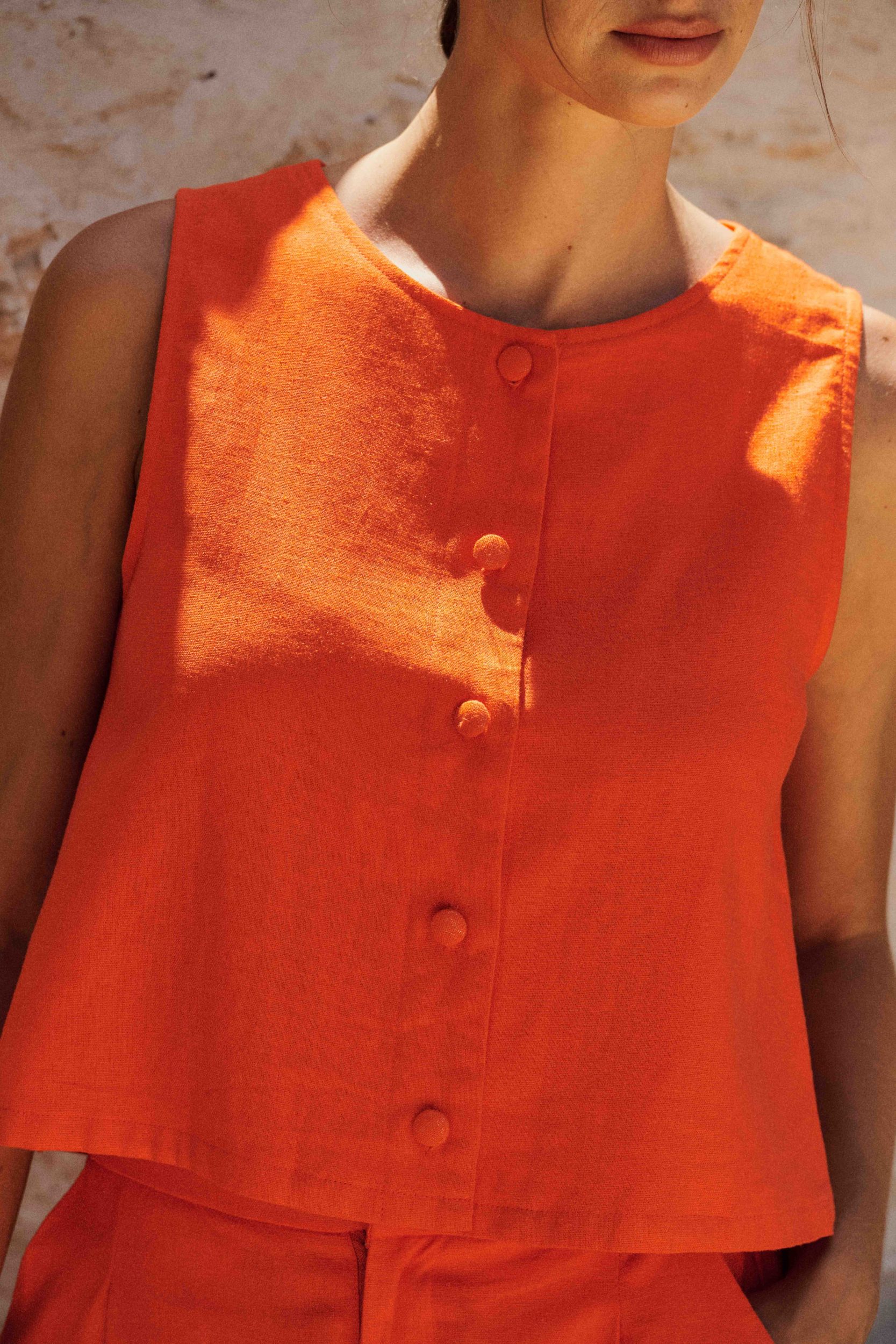 Veste - gilet de costume femme - sans manches orange en lin - boutons recouverts